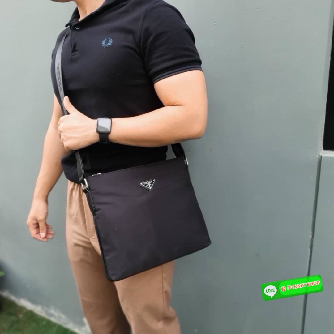 สำหรับคุณผู้ชาย เข้าแล้วค่ะ🌟🫶🏻 กระเป๋าทรง MASSENGER แบรนด์ PRADA อะไหล่เงินทั้งใบ ด้านในมีช่องใส่ของแบ่งเป็นสัดส่วน หลายช่อง เปิดปิดด้วยซิปยาว ใส่ IPADmini ได้สบาย จุของได้เยอะ มาพร้อมช่องซิปด้านในอีกหนึ่งช่อง ด้านหลังมีซิปใส่ของ ห