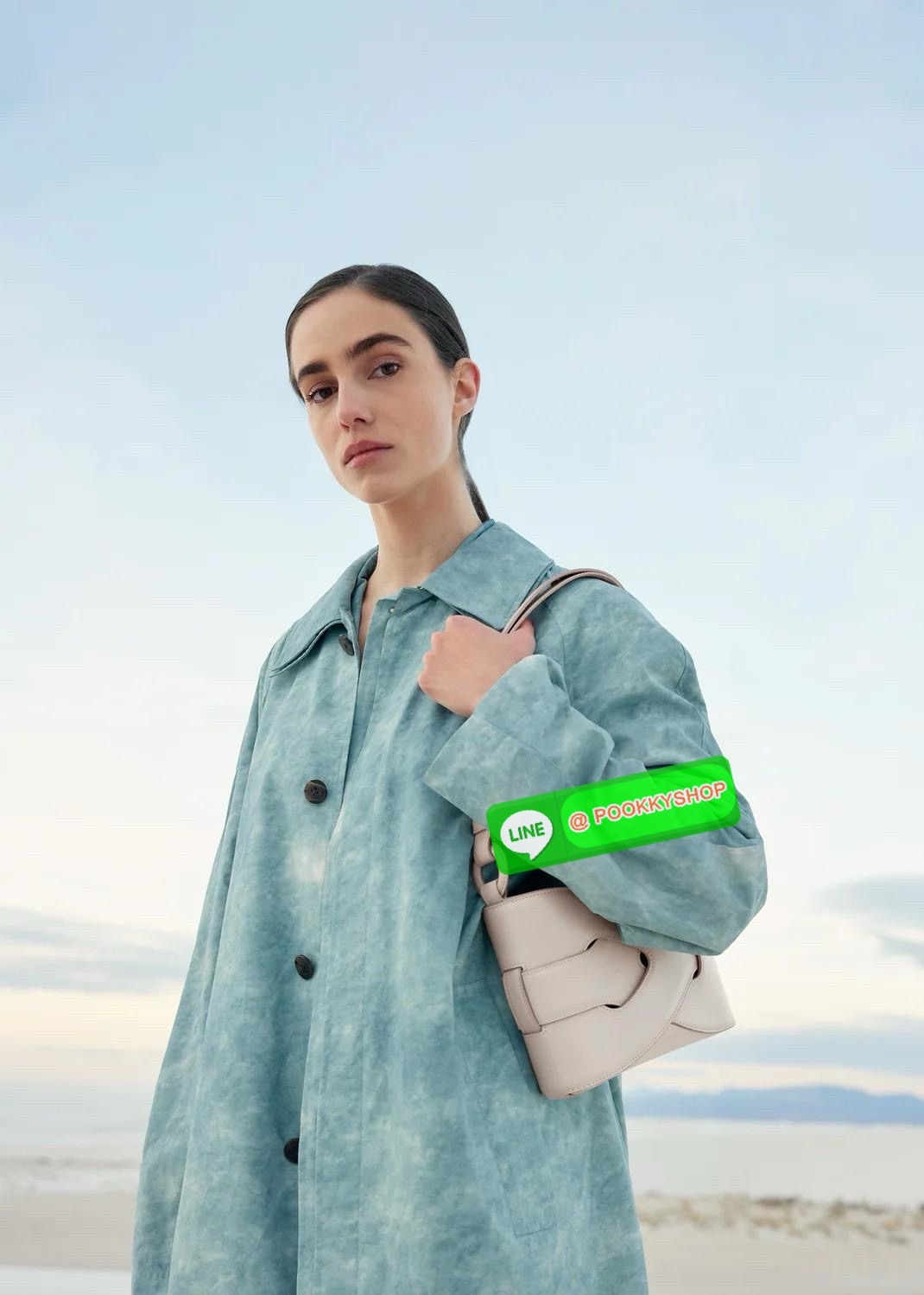 💕 Polene Nodde EDITION SMOOTH ใครที่อยากได้กระเป๋าเรียบๆ แต่ดูมีอะไร ขอแนะนำรุ่น Nodde หิ้วแล้วสวยแบบ Quiet Luxury โลโก้แบรนด์ถูกปั๊มไว้บริเวณด้านล่างของกระเป๋าอย่างประณีตจนแทบสังเกตไม่เห็น ฐานกระเป๋าถูกออกแบบมาให้เนียนเรียบ ปราศจากหมุด ในขณะที่ด้