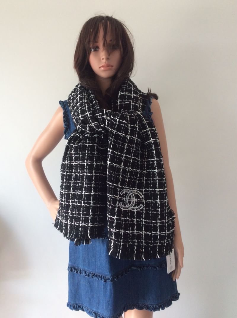 ราคานี้หาซื้อที่ไหนไม่ได้แล้ว พลาดแล้วจะเสียใจพูดเลยยคร้าา!! ของถูกและดีมีที่ร้านนี้จริงๆค่ะ Brand: CHANEL New ARRIVAL ผ้าคลุมไหล่ ผ้าพันคอ CHANEL คอเลคชั่นใหม่ปี 2018 ผ้า wool เนื้อดี เนื้อหนา นุ่ม ทอลาย ปักรูปสัญลักษณ์แบรนด์ ลายคมชัดค่ะ หนาวนี้ห้ามพลาดน