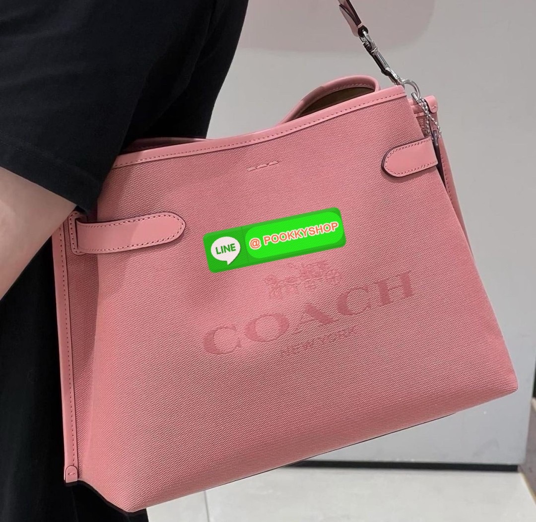 🔆 Model COACH CH190 HANNA SHOULDER BAG WITH COACH 🔆 Details น้องใหม่ เรียบหรู ดูแพง กับกระเป๋าสะพายไหล่ทรงสวย โทนสีคลาสสิค ดีไซน์ตกแต่งสายคาดจับจีบข้างกระเป๋าเพิ่มดีเทล มาพร้อมหูจับถอดแยกได้ สะพายเดี่ยวได้ และสายสะพายข้างสะพายแบบเก๋ๆ ปากกร