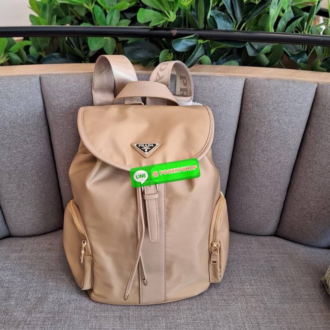 NEW ARRIVIAL กระเป๋าเป้ทรงสวย Prada Nylon Backpack With Pocket วัสดุผ้าไนล่อน กันน้ำเนื้อหนาอย่างดี ใบนี้ ดีไซต์สวยเก๋ เป้แบบหูรูด ทรงสวยน่ารัก อะไหล่ทองทั้งใบ เปิดปิดด้วยกระดุมแม่เหล็ก ด้านข้างมีกระเป๋าอีก 2 ช่อง ด้านในมีป้ายโลโก้บุด้วยผ้าแบรนด์หนาอย่างด