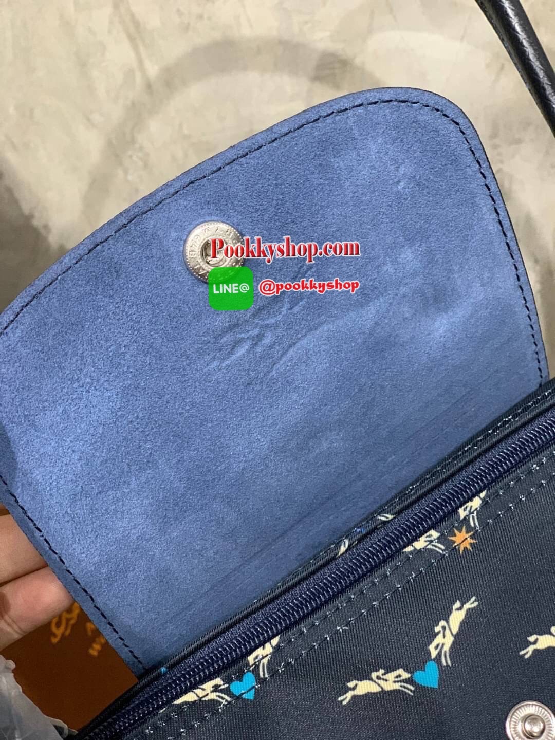 LONGCHAMP KOPEN LE PL CHEVAUX AILES TOTE BAG Size L รุ่นนี้มาพร้อมน้ำหนักที่เบาและความเป็นเฟมินีน จากการประดับกระเป๋าด้วยดาวและหัวใจดวงเล็กๆหลากสีสัน ล้อมรอบด้วยม้าอันเป็นสัญลักษณ์ของ Longchamp ดีไซน์นี้จึงเกิดเป็นรูปเสมือนนางฟ้าโดยการเปลี่ยนม้าให้เป็นปีก