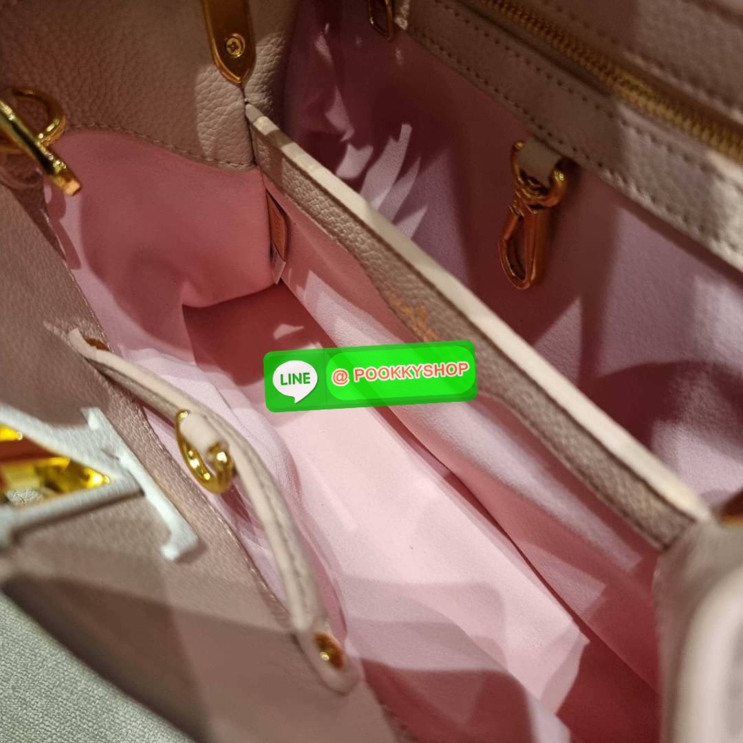 NEW IN!! LV capucines top handle วีไอพีพรีเมี่ยมกิ๊ฟจากเคาน์เตอร์ ที่สุดของความสวยในราคาเบาๆ กระเป๋าถือสุดหรู ดีไซน์ทรงคลาสสิค พร้อมลวดลายหรูหรา มาพร้อมหูจับในตัว ด้วยรูปทรงวินเทจและวัสดุหนังลูกวัว สัมผัสดี ขับผิว ทำให้ไอเท็มนี้สะกดทุกสายตาจริงๆ และยังมีล