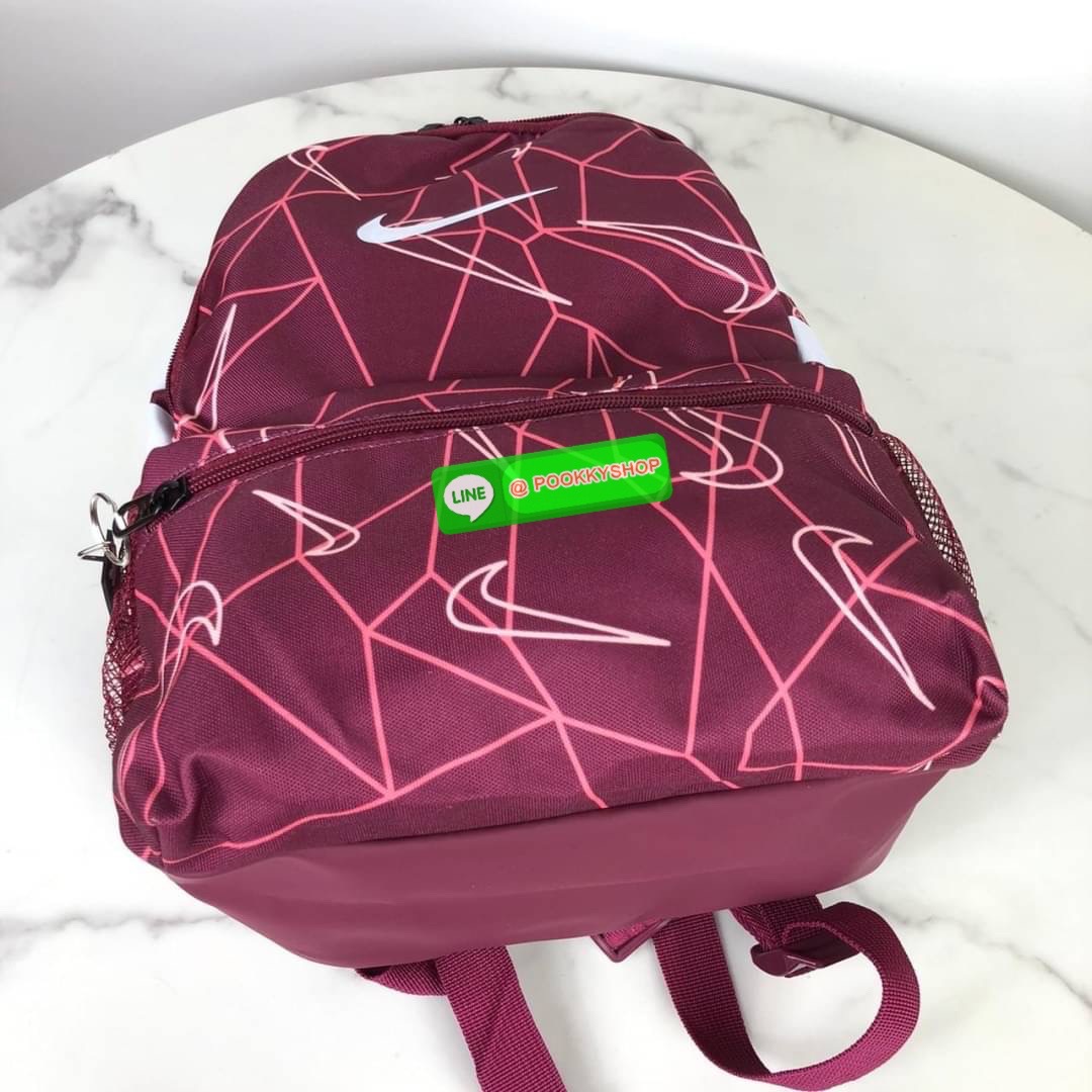 กระเป๋าเป้ NIKE ด้านหน้ามีช่องซิป 1 ช่อง ด้านบนเป็นซิปคู่ ด้านในโล่ง ด้านข้างมีช่องใส่ขวดน้ำได้ทั้ง 2 ข้างค่ะ หูหิ้วด้านบนสูง 4 cm สายสะพาย สามารถปรับได้ Free Size