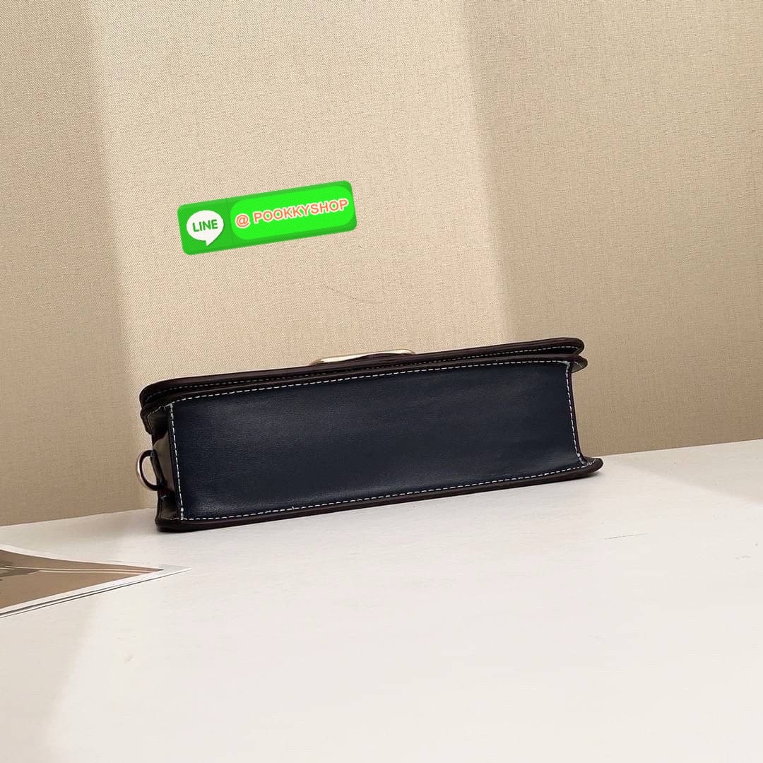 Coach CJ617 รุ่นบัคเคิลหัวใจไม่เคยว่าง ใบนี้บรรจงความหวานละมุนไว้เต็มใบ ถือก็เก๋ สะพายก็เฉียบ สีบลูยีนส์ตัดลายซิกเนเจอร์ หวานแบบไม่ต้องอธิบาย ของมันต้องมีสำหรับสายเก็บลุคเรียบหรูดูแพง