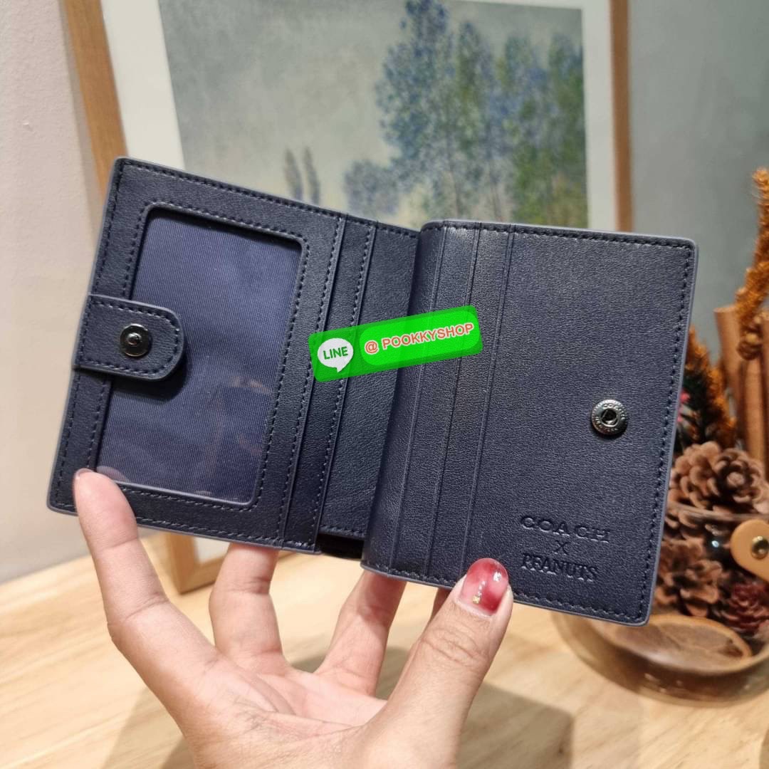 COACH CF252 COACH × PEANUTS SNAP WALLET WITH SNOOPY LIGHTS MOTIF คอลใหม่มาอีกแล้วน้า!! การ์ตูนยอดฮิตสำหรับทุกคน น่ารักพาใจฟู 💕 กับกระเป๋าสตางค์ใบเล็ก ขนาดกำลังเหมาะ ดีไซน์น่ารักน่าใช้มาก เรียบง่ายแต่มีความโดดเด่น วัสดุหนัง pepble เปิด-ปิดด้วยกระดุ