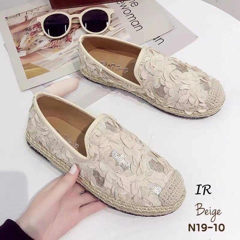 แบบขายดี!! พร้อมส่ง งานนำเข้า สิ้นสุดการรอคอย คอลเลคชั่นใหม่ล่าสุด สำหรับแนวที่สาวๆถามหา กับลำลองผ้าตาข่ายแต่งดีเทลกลีบดอกไม้สวยมากซับหนังด้านใน พื้นหนังนิ่ม ขอบหุ้มเชือกพันปอ ส้นยางกันลื่นหนา 1.5 ซม. ควรค่าแก่การติดไว้ในคอลเลคชั่นคู่โปรดของสาวๆเป็นที่สุด