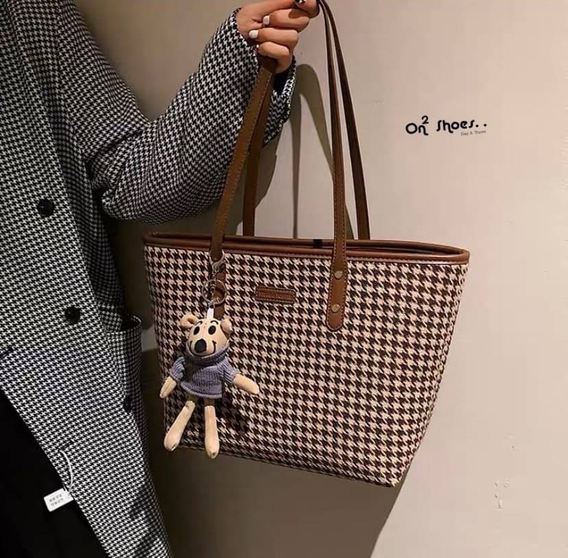 กระเป๋าสะพายแฟชั่นทรงชอปปิ้ง หนังลายชิโนริ ใบใหญ่จุของได้เยอะเลย มาพร้อมพวงกุญแจหนูพร้อมส่งน้า