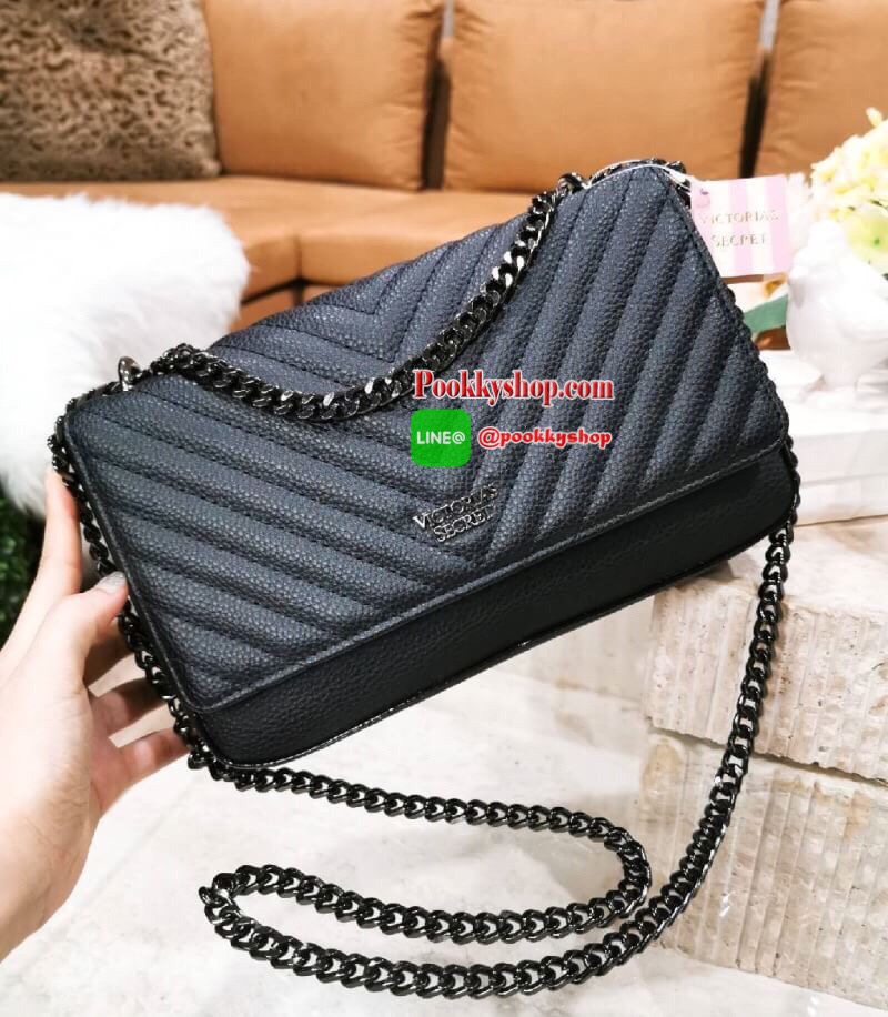 ReStock BEST SELLER! VICTORIA'S SECRET Quilted Chain Crossbody Sling Bag กระเป๋าสะพายรุ่นใหม่ล่าสุดจาก Victoria's Secret วัสดุหนังแกะสังเคราะห์ชึ้นลายริ้วหนังสวยอยู่ทรงไม่ย้วยดีไซน์สุดหรูคุณหนูไฮโซ เปิดปิดด้วยฝาปิดกระดุมแม่เหล็ก ภายในมีโลโก้และช
