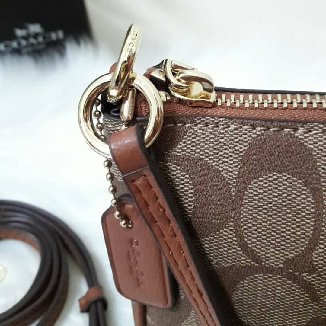 ขายดี Coach Messico Top Handle Pouch In Signature Coated Canvas กระเป๋าหิ้ว/คล้องไหล่/สะพายข้าง ขนาดเหมาะ ดีไซน์สวยน่ารัก ผลิตจากวัสดุคุณภาพดี แข็งแรงทนทานน้ำหนักเบา ภายในบุผ้าสวยงามเรียบร้อย 1 ช่องอเนกประสงค์ ซิปโลหะสีทองสวยงาม สายสะพายถอดและปรับความยาวไ