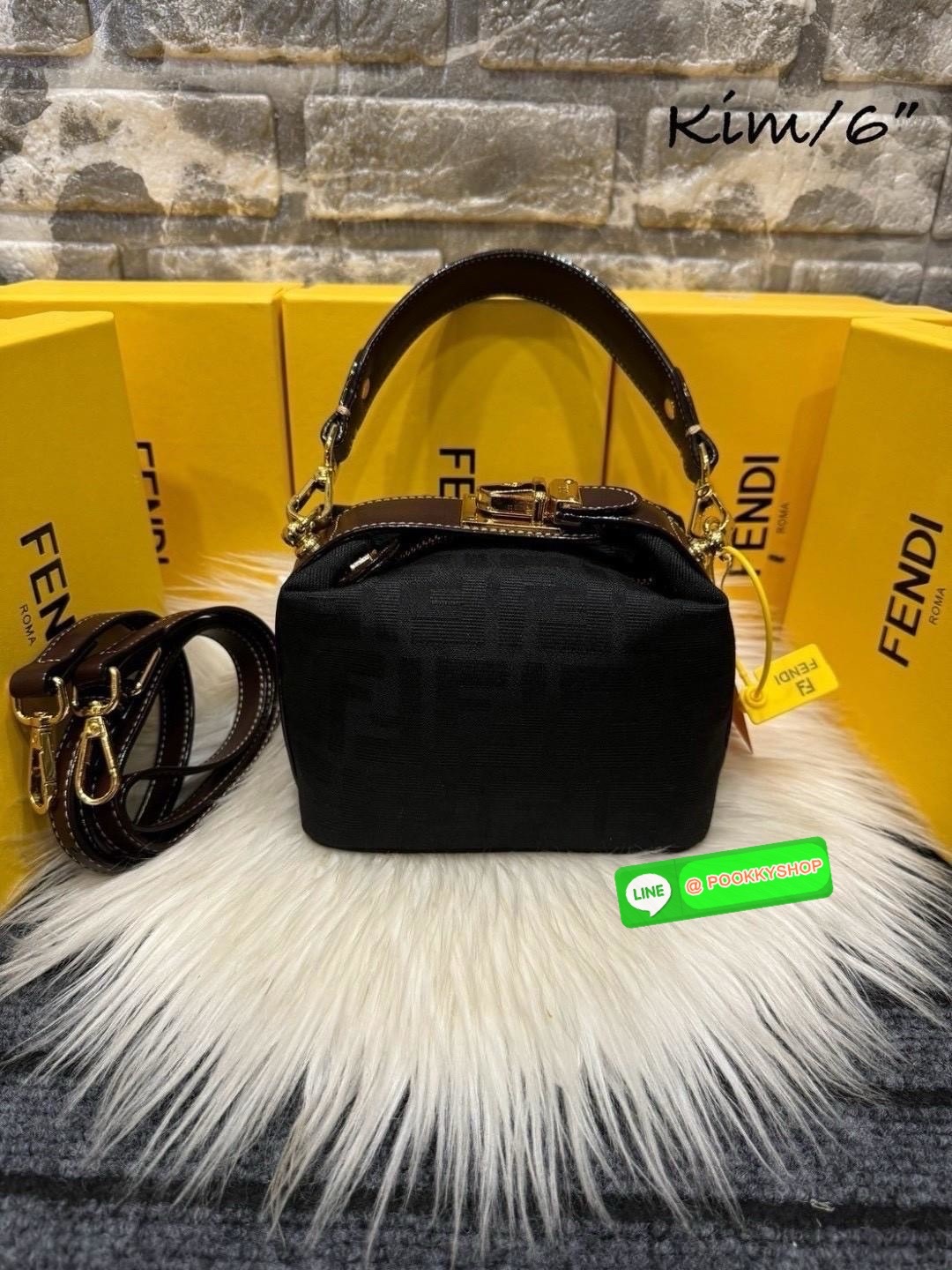 FENDI Mini Tobacco Monogram FF Logo Zucca Bag กระเป๋าสะพายไซส์มินิน่ารัก แมทชุดง่าย รุ่นสุดปัง แรงเกินต้านสุดๆ รูปทรงเป็นเอกลักษณ์ ดีเทลน่ารักด้วยตัวล็อคเปิดปิดคาดบนตัวกระเป๋า ทำให้ใบนี้ดูไม่น่าเบื่อเลย มีสายสั้น+สายสะพายไหล่ ปรับสายได้ ภายในเป็นช่องโล่ง