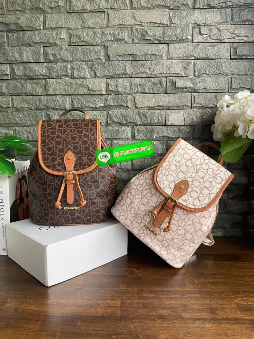 Calvin Klein Monogram Backpack Must Have!! 💕เป็นอีกหนึ่งรุ่นของมันต้องมี สวยหรูดูแพงมาก สำหรับรุ่นนี้ และมีฟังชั่นช่องการใช้งานที่น่าใช้ที่สุด!!! 💕 กระเป๋าสะพายเป้รุ่นใหม่ชนช้อป รุ่นยอดนิยม วัสดุ PVC คุณภาพดี หนังนิ่มสวย ฐานกระเป๋าแข็ง ตั้