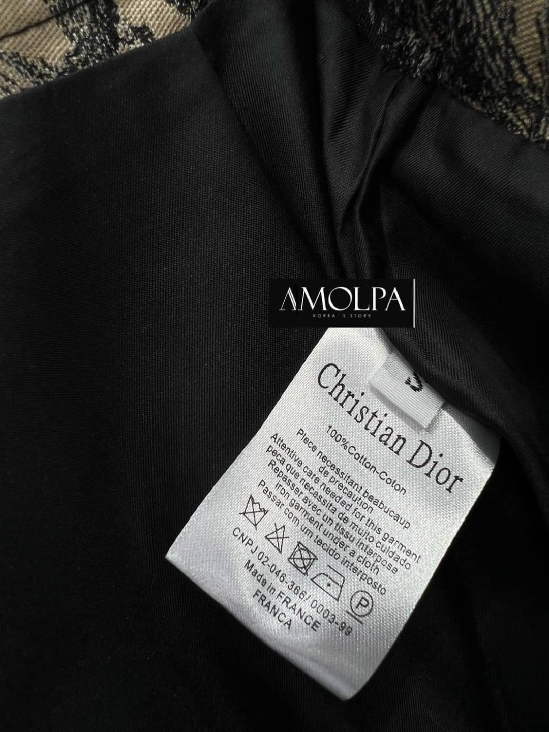 SET HOOD DIOR Classic Original 2023SS ตัวเสื้อเป็นเสื้อคลุมมีฮู๊ดดด มาพร้อมกระโปรงจีบรอบทรงสวย สวยเด่น ผ้าใส่สบายมากกกก เนื้อผ้าดีมากๆค่ะค๊าลูกค้า ใส่แล้วไม่ร้อนระบายความร้อนได้เป็นอย่างดีเลย ผ้าเย็นๆ ใส่สบายสุดๆ แมทซ์กับอะไรก็สวย เข้ากันได้ดี ป้าย Tag DI