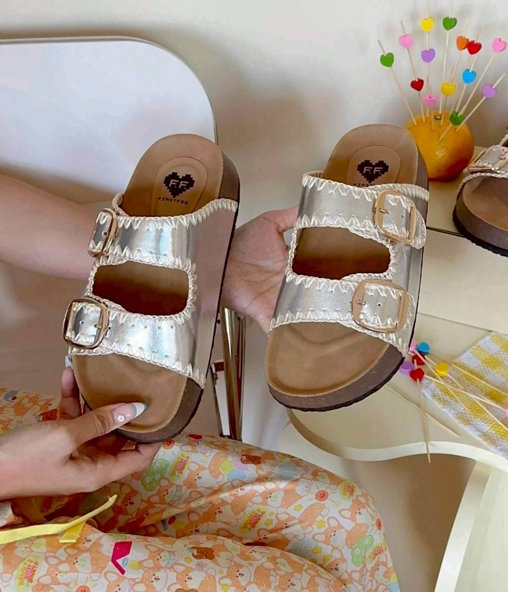 แบบมาใหม่ รองเท้าทรงไบเก้น ส้นหนา 1.5 นิ้ว เย็บตกแต่งลาย งานแฮนด์เมดช่างไทย พื้นเสริมฟองน้ำตรงส้นเท้า ใส่สบาย เข็มขัดปรับระดับเข้าออกได้ เป็นงานส้น PVC แต่งลายไม้ โดนน้ำได้ ไม่เหม็นอับ น้ำหนักเบา