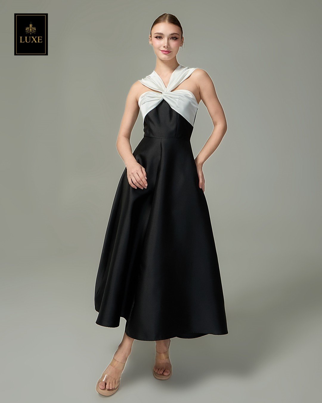 เดรสแฟชั่น เดรสเสื้อคล้องคอแขนกุด ทรงเข้ารูป กระโปรงบาน มีกระเป๋าข้าง