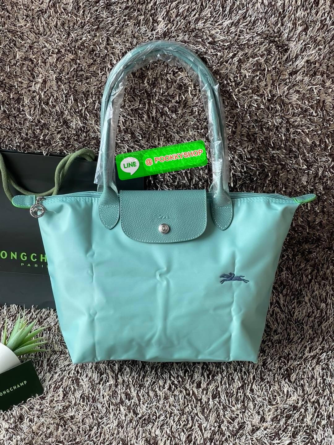 LONGCHAMP LE PLIAGE GREEN Shoulder bag S กระเป๋าใบนี้ดึงดูดใจคุณด้วยรูปทรงมินิมอลและกะทัดรัด หูกระเป๋าที่ยาวช่วยให้คุณสะพายไหล่ได้อย่างสบาย การปิดด้วยซิปช่วยให้มั่นใจได้ว่าสิ่งของทั้งหมดของคุณปลอดภัย Longchamp ดึงแรงบันดาลใจจาก origami สร้าง LE Pliage Gre