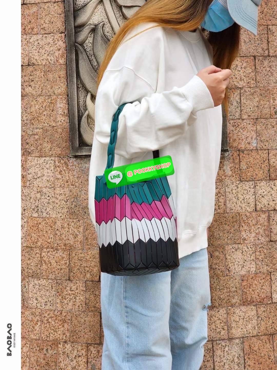 💕Baobao Issey Miyake Large Bucket กระเป๋าบัคเก็ตขนาดใหญ่สามารถใช้ใส่ร่มพับได้หรือขวดน้ำขนาดเล็กได้ ซีรีย์ใหม่นี้มีจุดเด่นที่แผ่นรูปทรงสี่เหลี่ยมด้านขนานในแนวตั้ง เกิดเป็นรูปทรงสามมิติซึ่งแตกต่างไปจากรูปทรงที่เกิดขึ้นจากแผ่นสามเหลี่ยม หูหิ้วสามารถข