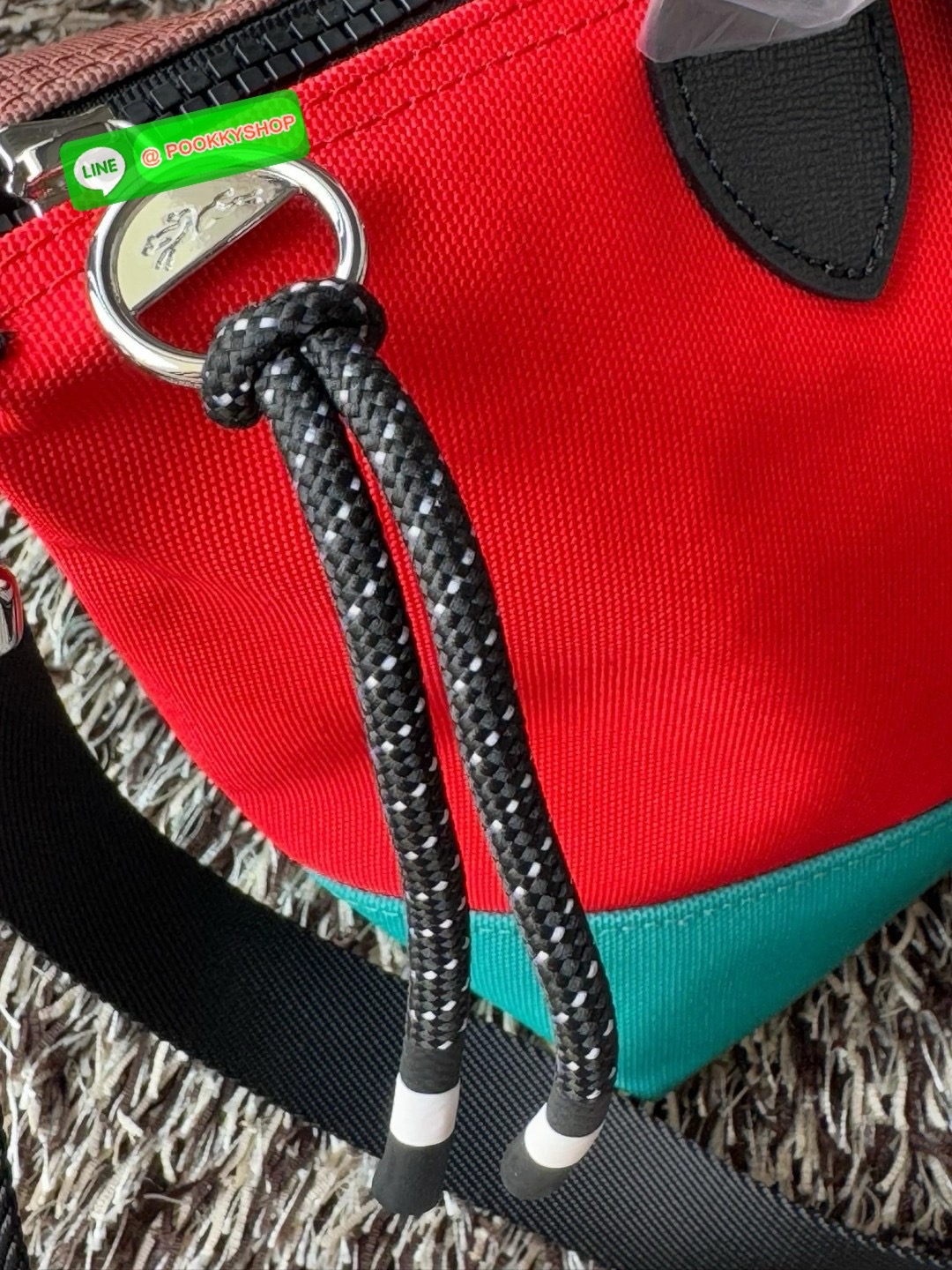 Longchamp Neo s Adjustable เป็นกระเป๋าสไตล์สปอร์ต ทันสมัย และใช้งานได้จริง น้ําหนักเบา กระเป๋าใบนี้เป็นเครื่องประดับที่มีเสน่ห์ในอุดมคติที่จะติดตามคุณในทุกกิจกรรมยามเย็นของคุณ มาพร้อมกับสายสะพายไหล่ปรับได้ สามารถพกพาได้ ทั้งแบบถือและสะพาย เหมาะสําหรับใช้ใ