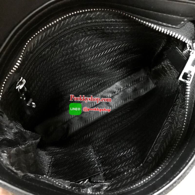 ห้ามพลาด! PRADA MESSENGER BAG VIP GIFT WITH PURCHASE (GWP) กระเป๋าสะพายทรงเหลี่ยมพรีเมี่ยมกิ๊ฟ Limited edition จากเคาน์เตอร์แบรนด์ วัสดุ Nylon เนื้อหนาด้านหน้าประดับโลโก้แบรนด์ดีไซน์คลาสสิคไม่มีเอ้าท์ ขนาดกำลังดี เปิดปิดด้วยซิปสะดวกใช้ ด้านหลังมีช่องซิป ห