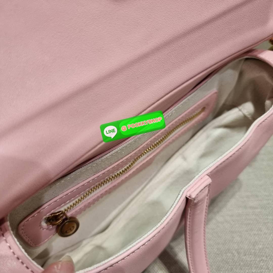 CD SADDLE BAG CALFSKIN กระเป๋าสะพายข้างพรีเมี่ยมกิ๊ฟ ทรงสวยไม่ซ้ำใคร กิมมิคในตัว ดูแพง ไซส์ใหญ่ ดีไซน์ย้อนยุค เป็นเอกลักษณ์สวยทุกแบบ เปิด-ปิดด้วยกระดุมแม่เหล็กซ่อน ใช้งานง่ายมากๆ ภายในเป็นช่องโล่ง มีช่องซิป วัสดุหนังลูกวัวฟอกสี ใส่ของสำคัญได้เลย หมดห่วง ม