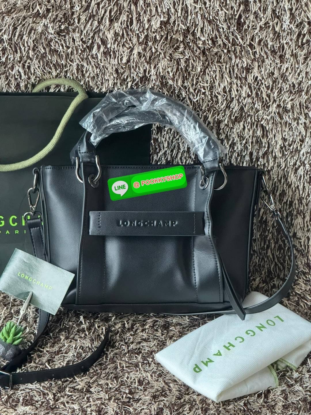 💕LONGCHAMP 3D S HANDBAG กระเป๋าใบนี้สามารถเป็นแบบ cross-body ได้ด้วยสายสะพายไหล่แบบปรับ และยังสามารถถอดออกได้ เมื่อต้องการเป็น Handbag กระเป๋า LONGCHAMP 3D เป็นส่วนหนึ่งของเทรนด์ปัจจุบันด้วยสไตล์สากลที่ทันสมัย ปรับให้เข้ากับวันหยุดสุดสัปดาห์ทําให้