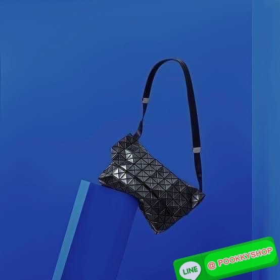 💕Baobao Issey Miyake Prism Sac ชาวมินิมอลทั้งชายและหญิงต้องถูกใจรุ่นนี้ เพราะ Prism Sac เป็นกระเป๋าแบบ unisex ที่มาพร้อมกับความเรียบง่ายของวัสดุเนื้อแมตต์ แต่ให้ลุคสไตล์เท่แบบคูลๆ โดดเด่นด้วยดีไซน์ที่ออกแบบมาให้ใช้งานที่ง่าย ตอบโจทย์ทุกสถานการณ์ฝา