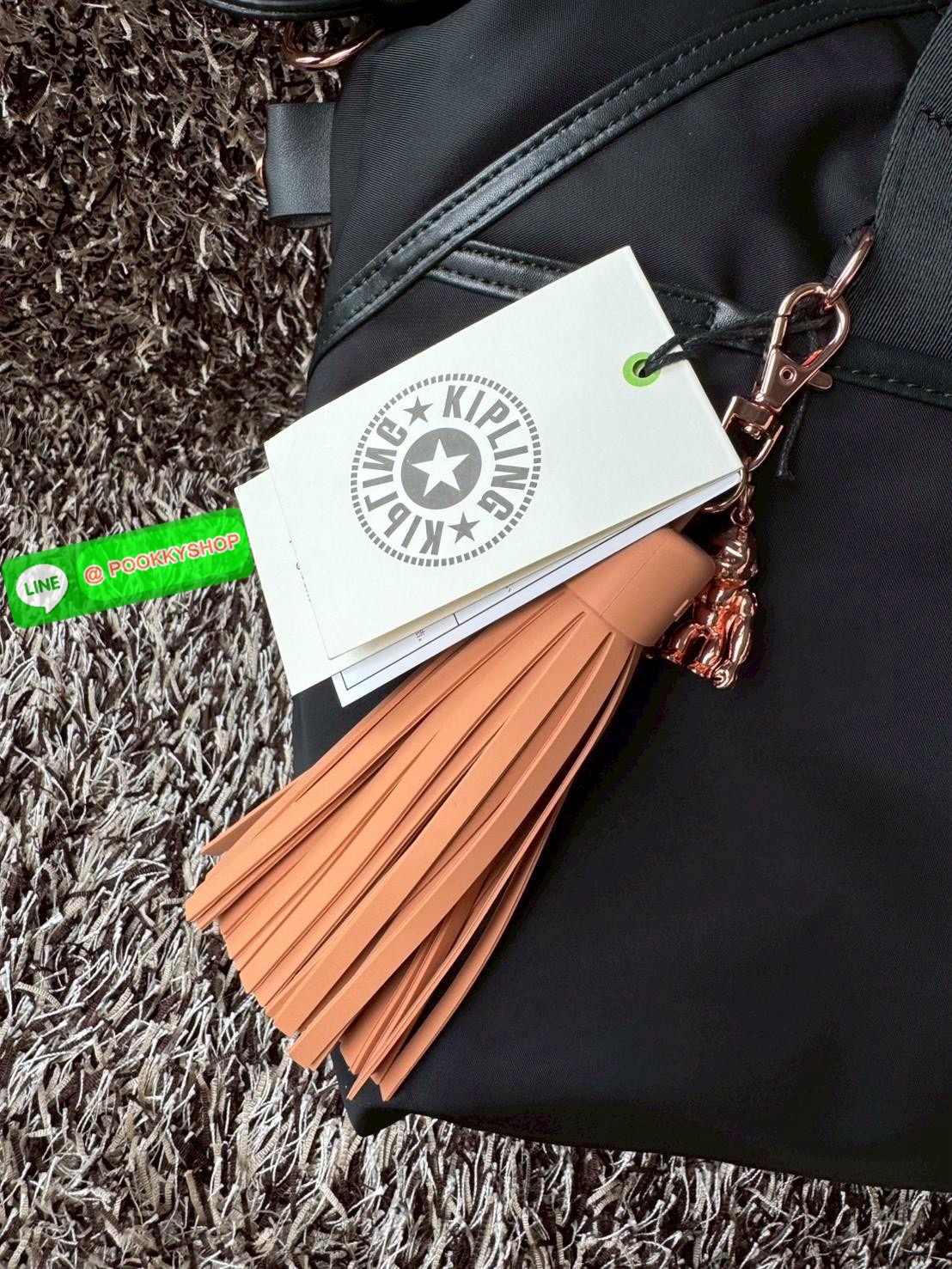 Kipling ART ORGANIZED เป็นกระเป๋าขนาดไม่เล็กหรือใหญ่ จนเกินไป จากแบรนด์ Kipling รุ่น ART ภายในมีช่องเก็บของเป็นสัดส่วน ให้คุณเก็บสิ่งของจำเป็นทั้งหมดของคุณได้อย่างไม่มีตกบกพร่อง มาพร้อมกับลิง Kipling อะไหล่สีโรสโกลด์ ที่แม็กเข้ากับสีกระเป๋าซึ่งเป็นสีดำ ทำ