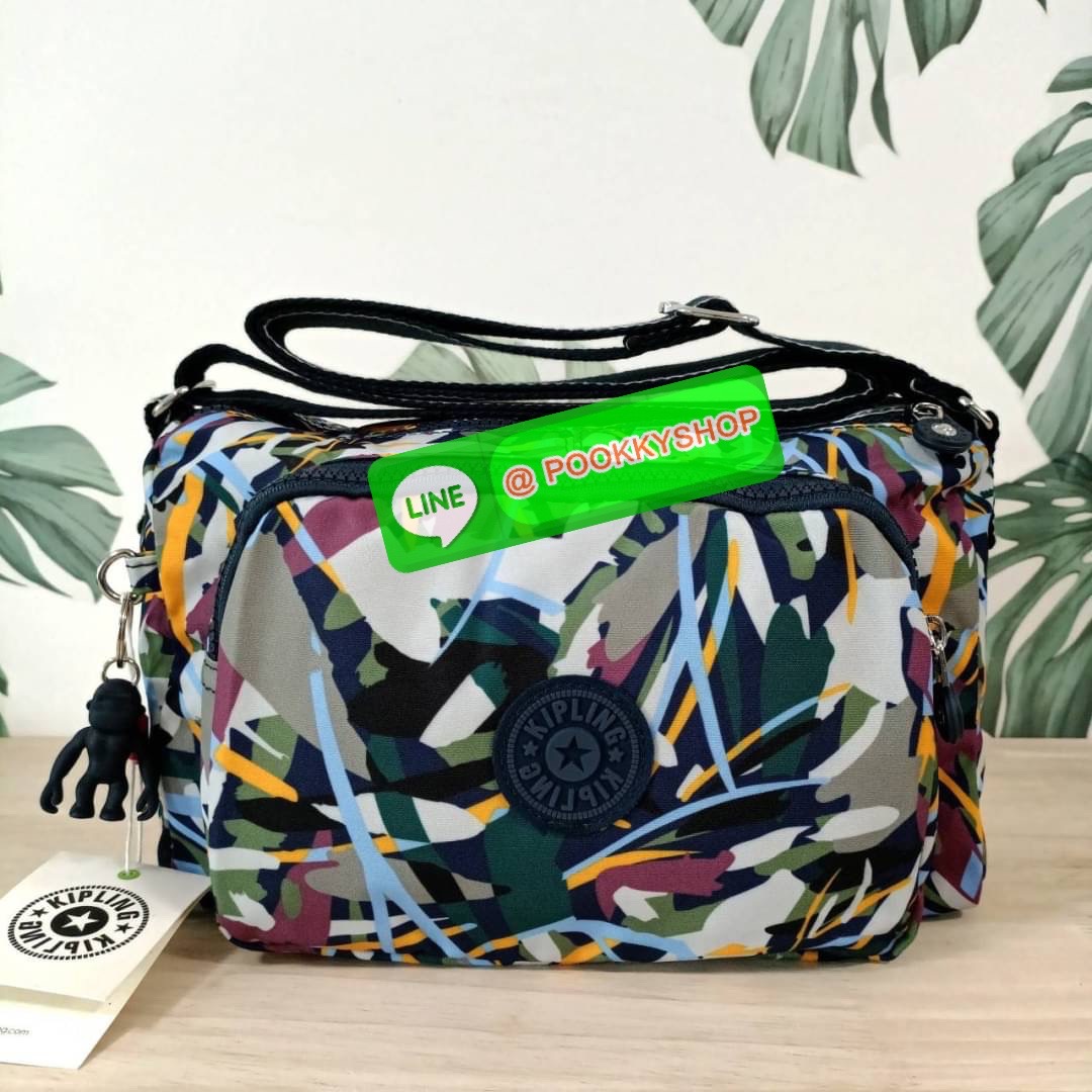 KIPLING RETH CROSSBODY BAG วัสดุ Nylon+polyester กระเป๋าสะพายข้างหรือ สะพาย Crossbody ได้ เปิด-ปิด ด้วยซิปปั๊มแบรนด์ที่หางซิป พร้อมช่องช่องหน้าแยกใส่ของใช้เล็กๆ น้อยๆ ได้ ช่องหลัก 2 ช่อง ด้านในโล่งกว้าง สามารถจุสัมภาระได้เยอะ มีช่องซิปด้านในและสายคล้องพวง