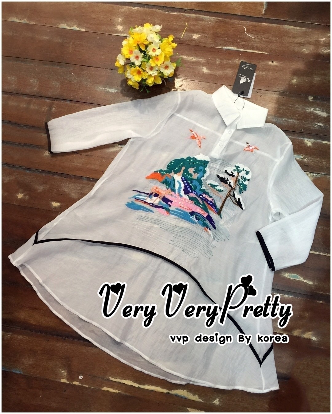 Luxurious White Silk Embroidered Shirt Dress เดรสเชิตงานปักสไตล์วินเทจสวยมากค่ะ งานคอเชิตทรงปล่อยแขนสามส่วน เพิ่มลวดลายให้สวยหรูด้วยงานปักพร้อมเย็บเกล็ดสีเพิ่มความวิ้งสวยให้กับงานปักด้วยนะคะ ตัดต่อผ้าสีดำตัดขอบให้กับแขนและช่วยลำตัวของเดรส เนื้อผ้าซีลล์ผสม