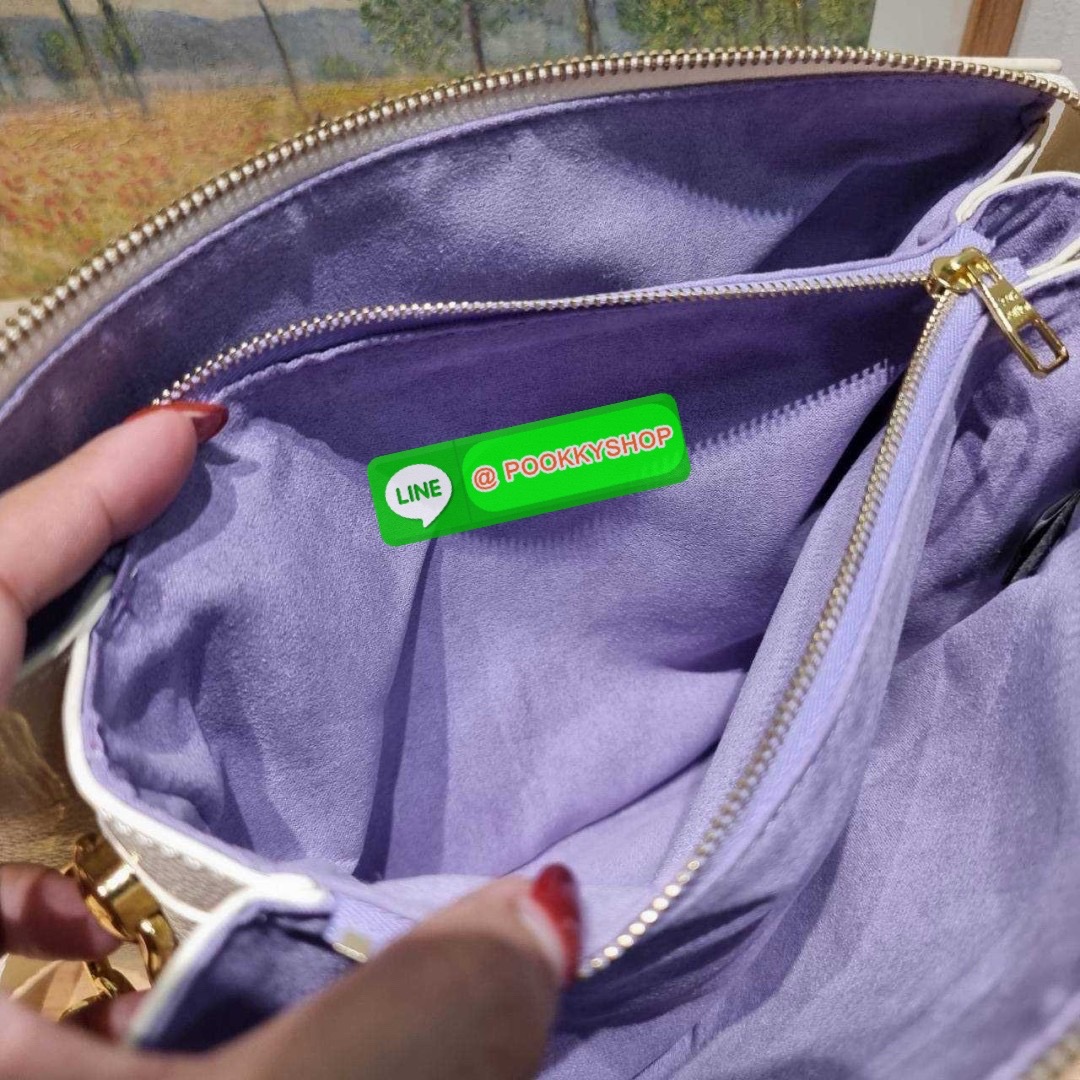 LV coussin pm bag 🔆 Details กระเป๋าสะพายกึ่งคลัชท์ สุดล้ำ ดีไซน์ใหม่ สีลิมิเต็ด ล่าสุดจากเคาน์เตอร์ duty free มาแรงมาก ด้วยความสวยปังตั้งแต่แรกเห็น มาพร้อมสาย 2 เส้น สวยลัคชูแบบสับๆ มีสายโซ่ที่มีดีเทลละเอียดไม่ซ้ำ และสายสปอร์ตครอสบอดี้ ที่จะคล้องไ