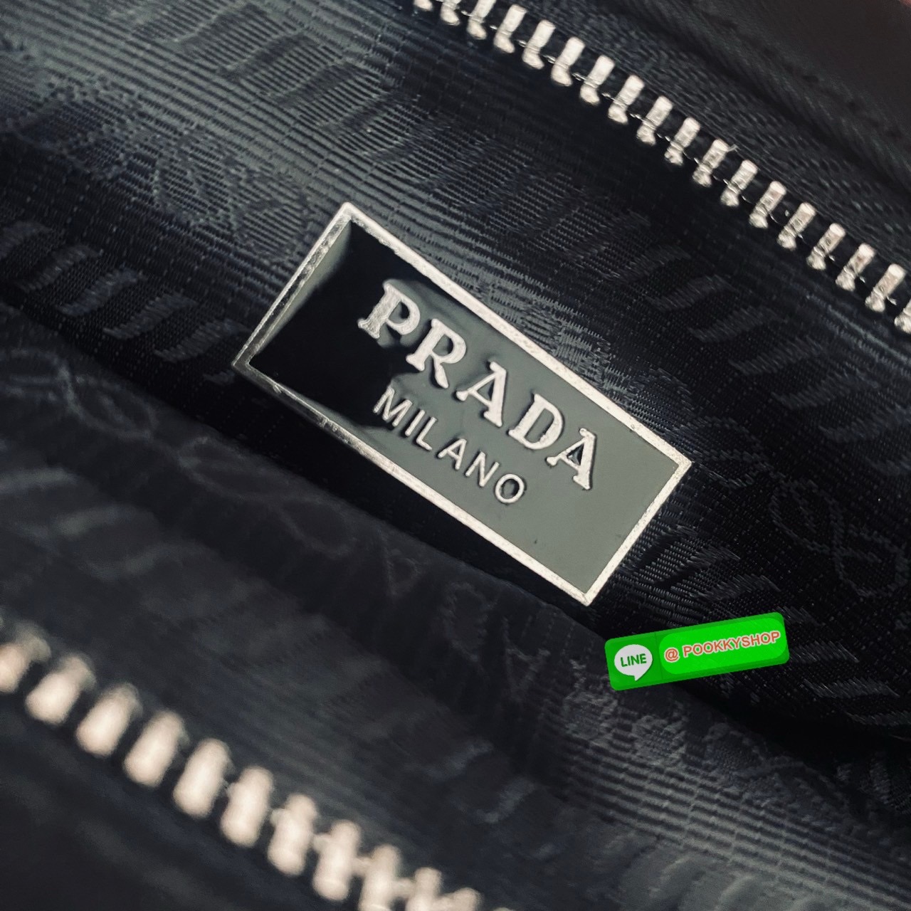 Prada Re-Nylon Messenger Bag กระเป๋าสะพายทรงแมสเซ็นเจอร์ รุ่น Unisex ใช้ได้ทั้งชายหญิง รุ่นยอดนิยมดีไซส์เรียบง่าย โทนสีดำคลาสสิกเข้าได้กับทุกลุค ขนาดกำลังดี สายสะพายยาวปรับระดับได้ สะพายไหล่หรือครอสบอดี้ก็ดูดี ดูเท่ห์ไปหมดจริงๆ ค่ะ