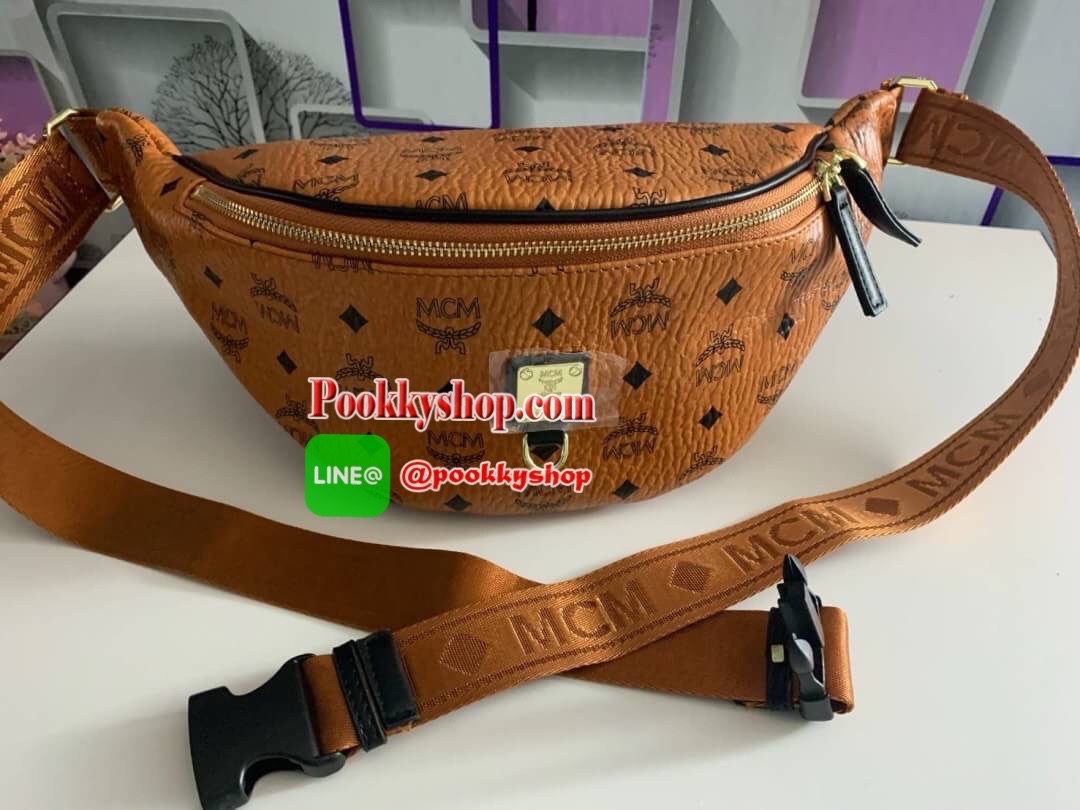 MCM Fursten ลาย Visetos กระเป๋าคาดอก/เอว ที่เข้ากับทุกไลฟ์สไตล์ จะคาดรอบเอวหรือพาดลำตัวก็ให้ลุคสตรีทแบบทันสมัย วัสดุหนังสังเคราะห์เคลือบผิวลาย Visetos หนังดีมากๆ ค่ะเปิด-ปิดด้วยซิป 2 ทาง ด้านหลังมีช่องซิปยาว 1 ซิป ด้านในโล่งกว้าง และมีช่องสำหรับเก็บของจุก