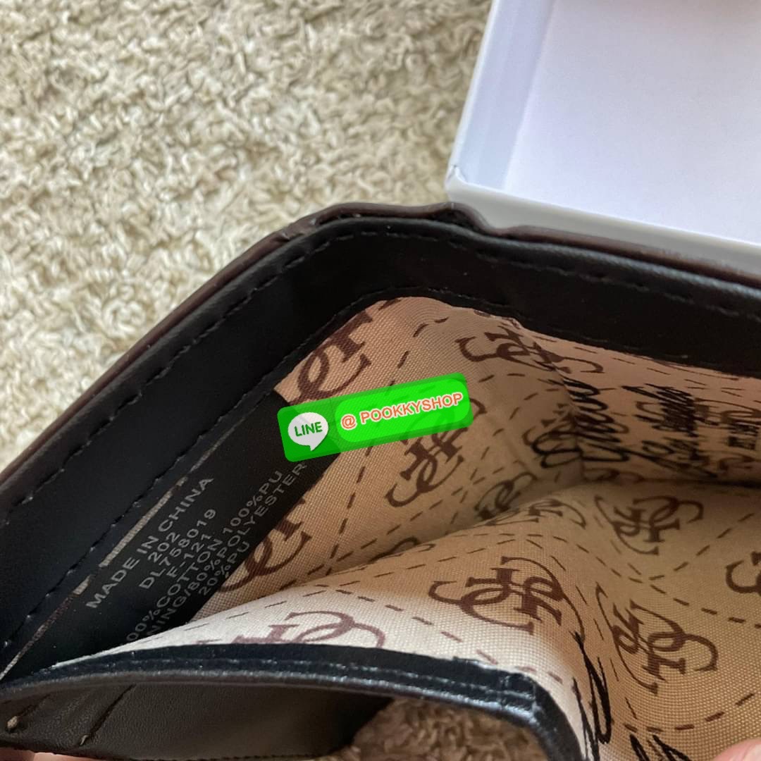 รุ่นใหม่ล่าสุด! GUESS SHORT WALLET กระเป๋าสตางค์ใบสั้นสองตอน วัสดุตัวหนังลายสวยหรูพิมพ์ลายทั้งใบ เปิดปิดด้วยกระดุม ด้านในบุผ้าปั้มแบรนด์มีช่องใส่รูป และใส่บัตรได้อีกหลายช่อง มาพร้อมช่องใส่ธนบัตรหนึ่งช่อง สวยคุ้ม สไตล์มินิ สำหรับคนไม่ชอบพกเงินเยอะ แนะนำใบน