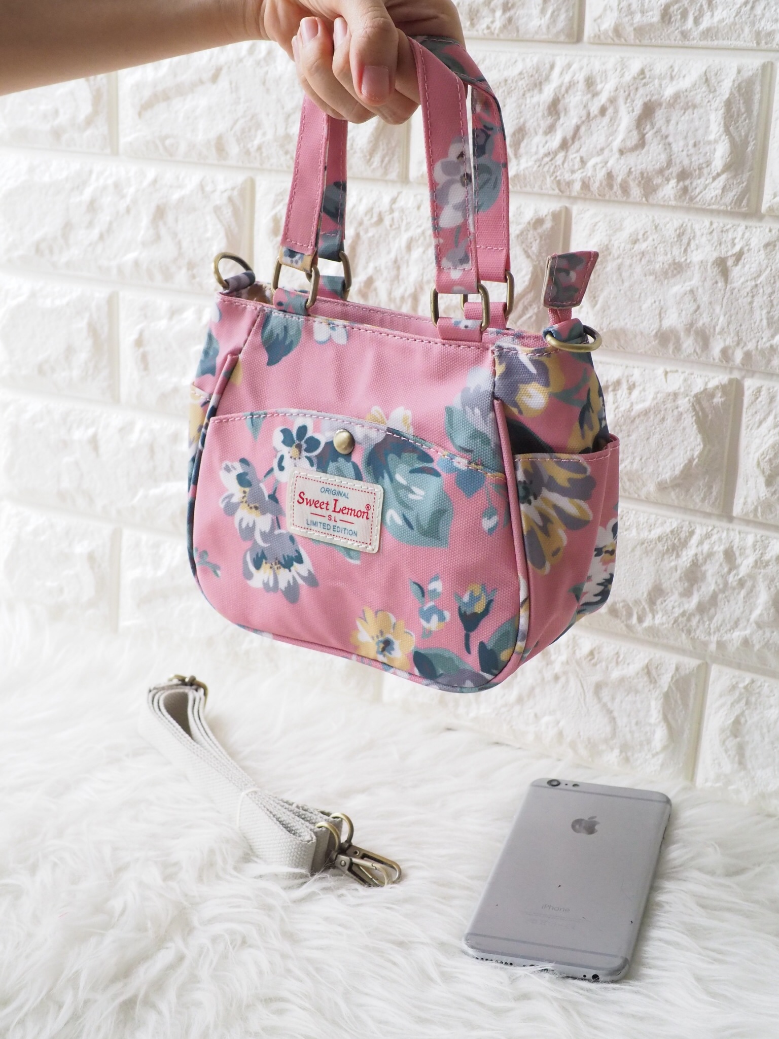 กลับมาทวงบังลังก์ความน่ารัก (cute) น้องเป๋าใบนี้ชื่อว่า (crown)SW 2660-1(crown) ขอมอบมงความคิ้วท์ให้ไปเลย ขนาดกำลังกะทัดรัด 16 x 18 x 9 ซม. (incoming call) ใส่มือถือได้ (wallet) ใส่กระเป๋าตังค์ได้ ใช้ออกงาน (romantic date) ใช้ออกเดท น้องน่ารักน่ารักจริงๆ