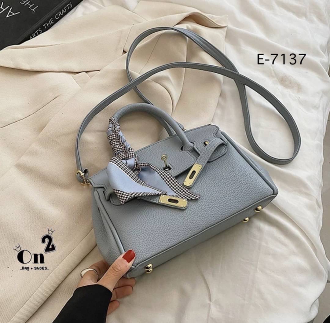 New arrivals🥳🥳 กระเป๋าแฟชั่นมาใหม่ ทรง Birkin งานสไตล์แบรนด์ เปิดหน้าอะไหล่ทอง ทรงสวยน่าใช่มากค่ะ มาพร้อมสายสะพายยาวแบบครอสบอดี้