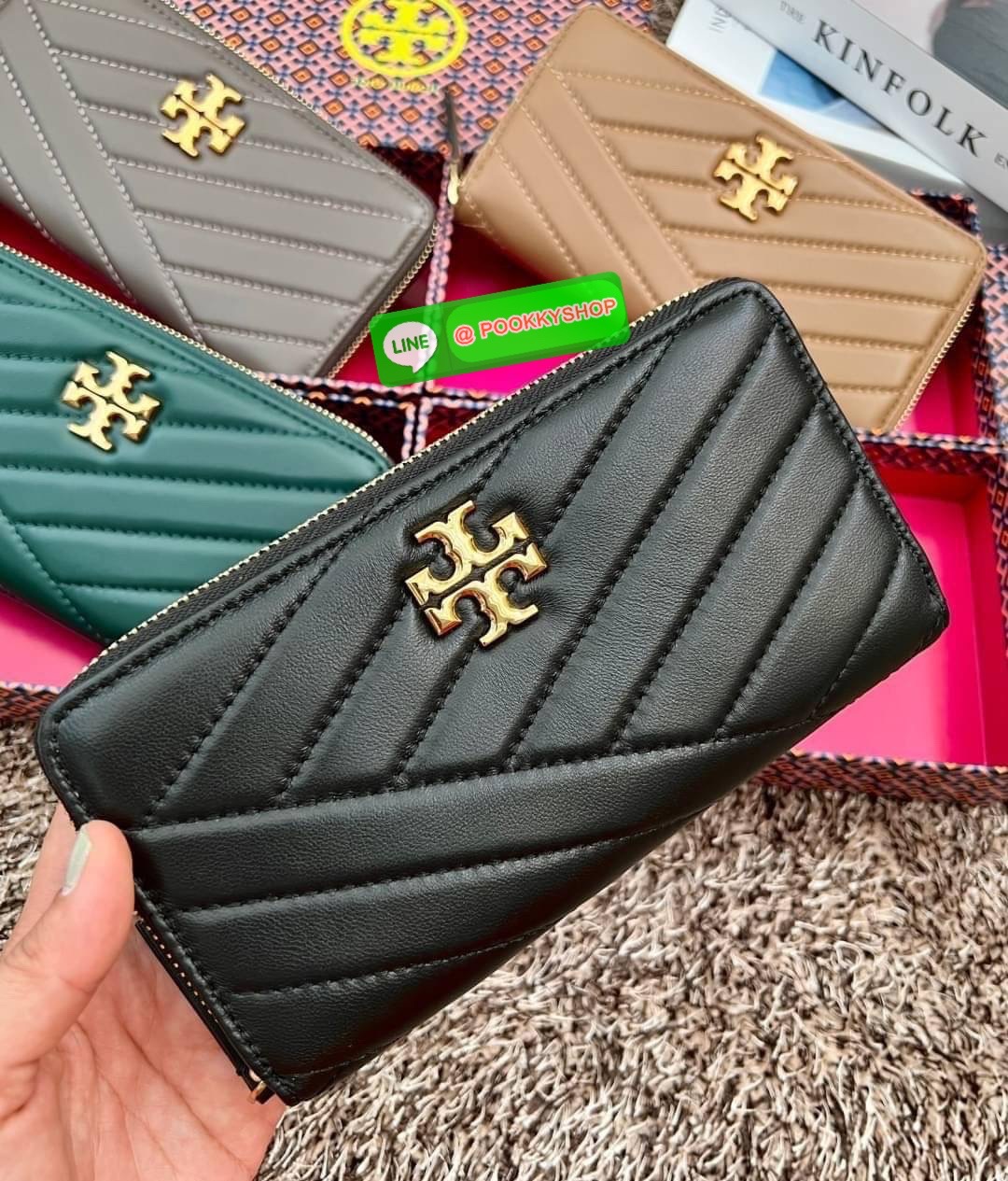 TORY BURCH KIRA CHEVRON ZIP CONTINENTAL WALLET 🌟พร้อมส่ง รุ่นที่สาวๆต้องมีติดมือสักใบค่ะ ✔️กระเป๋าสตางค์ใบยาว หนังแกะนิ่มมือ ยืดหยุ่นดีมากๆค่ะ ✔️อะไหล่ทองสีสวยมากๆ ภายในมีช่องใส่ธนบัตร2ช่องกว้าง มีช่องเสียบบัตรได้ถึง8ช่อง พร้อมช่องซิ