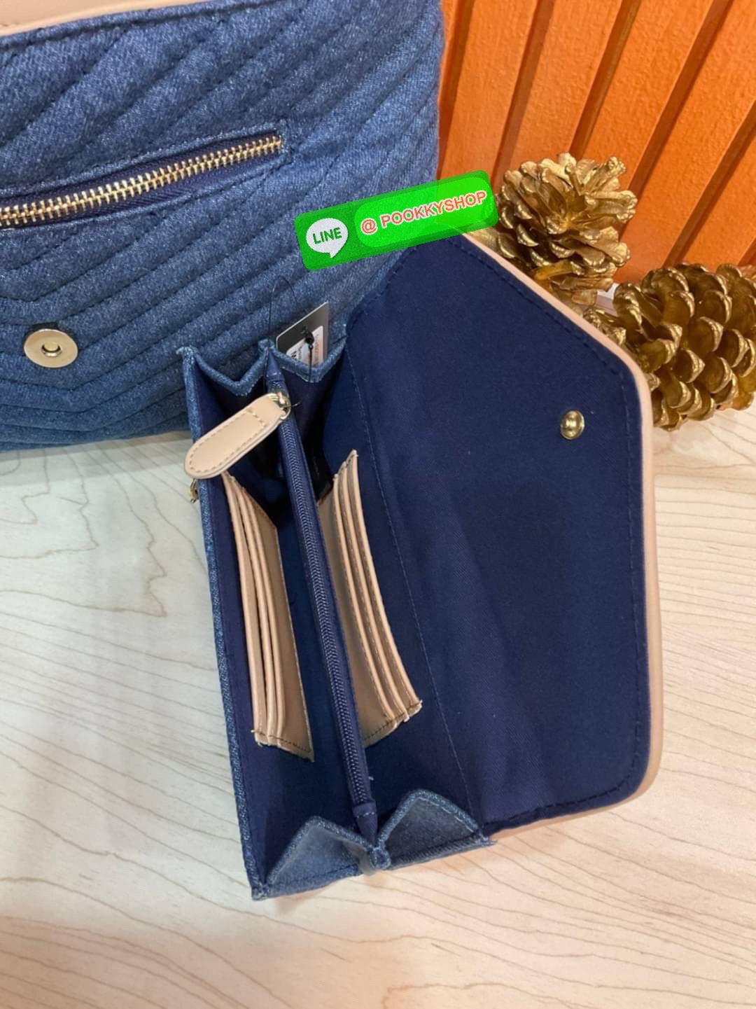 🚚 พร้อมส่ง 🚚 Guess Women’s Crossbody Bag Set สุดคุ้ม!!!! เซตสวยหรูดูแพง สวยจริงจริง ช้าหมด ราคานี้หาที่ไหนได้!! กระเป๋าสะพาย+กระเป๋าสตางค์ใบยาว มาพร้อมพวงกุญแจถอดออกได้ ด้านหน้าประดับโลโก้แบรนด์สวยโดดเด่น กระเป๋าสะพายไหล่ และสะพายข้าง cros