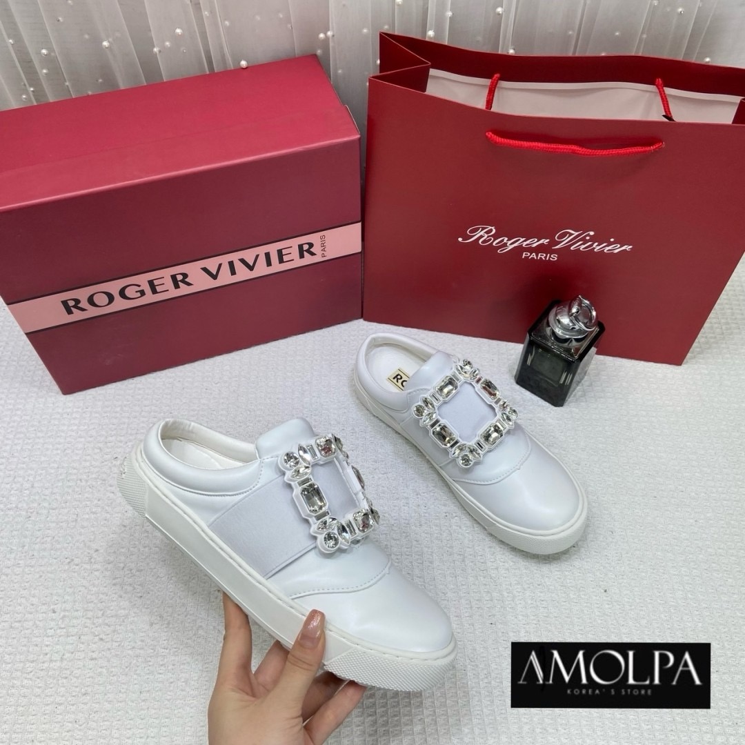 เข้าเพิ่มมมแล้วค้า รุ่นเปิดส้น ใส่สบาย สะดวกกกมากก แอ๊ดเก็บแล้วค้า รุ่นนี้พรีเมียมมาก บอกเลยว่า ไม่ผิดหวังค่ะ สวยยยจริง Hiend 1:1 ROGER VIVIER WOMEN SNEAKER อุปกรณ์ครบ ตามช๊อป รุ่นนี้คือแบบบว่า ... พูดได้คำเดียว ว่าต้องมี!!! เป๊ะ ปัง ปั๊วะ มากกกค่าลูกค้า