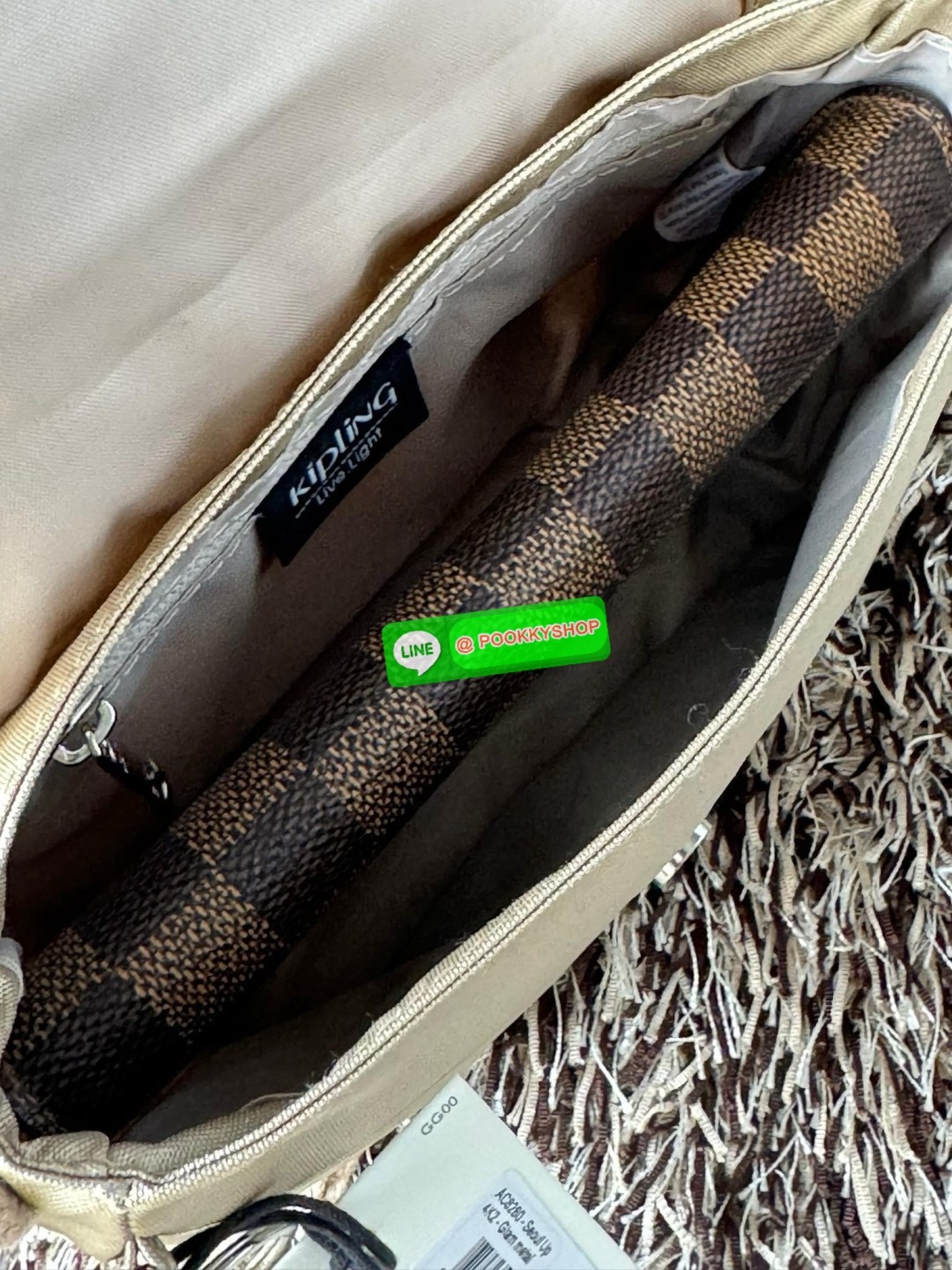 Kipling Sabian Crossbody Mini Bag (AC8280) เป็นอีกหนึ่งกระเป๋าขนาดกะทัดรัด สามารถจัดเก็บของได้เป็นระเบียบ และใส่สิ่งของจำเป็นได้มากกว่าที่คิด โดยมีช่องใส่ของมากมายทั้งด้านหน้า 1 ช่อง ด้านในของกระเป๋า 2 ช่อง อีกทั้งสายสะพายยังสามารถปรับความสั้นยาวได้ตามต้อ