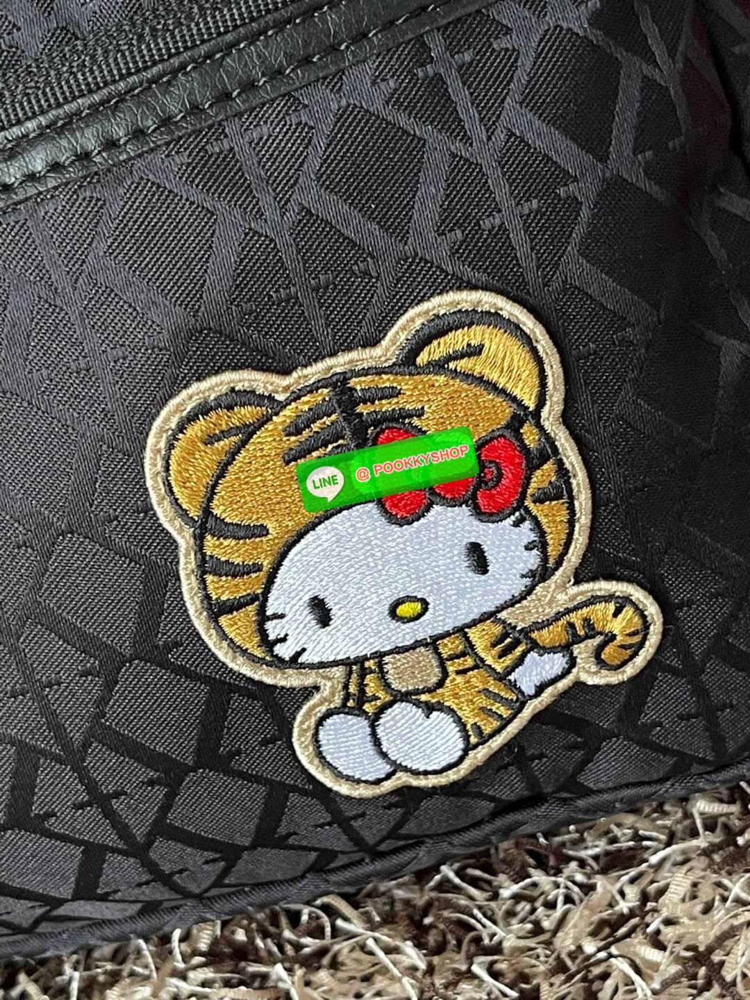 Kipling ABANU M Crossbody By Tiger Kitty Cat คอลเลคชั่นสะพายข้างแบบใช้งาน3ซิป วาดสีสันและลวดลายลงบนกระเป๋าเป็นคอลเลคชั่นสุดลิมิเตทพร้อมพวงกุญแจที่ออกแบบมาเฉพาะคอลเลคชั่นนี้ ขนาดกำลังดี ใช้งานง่าย จัดของได้เป็นระเบียบครบครัน แล้วเลือกใช้งานตามแบบของคุณไม่ว