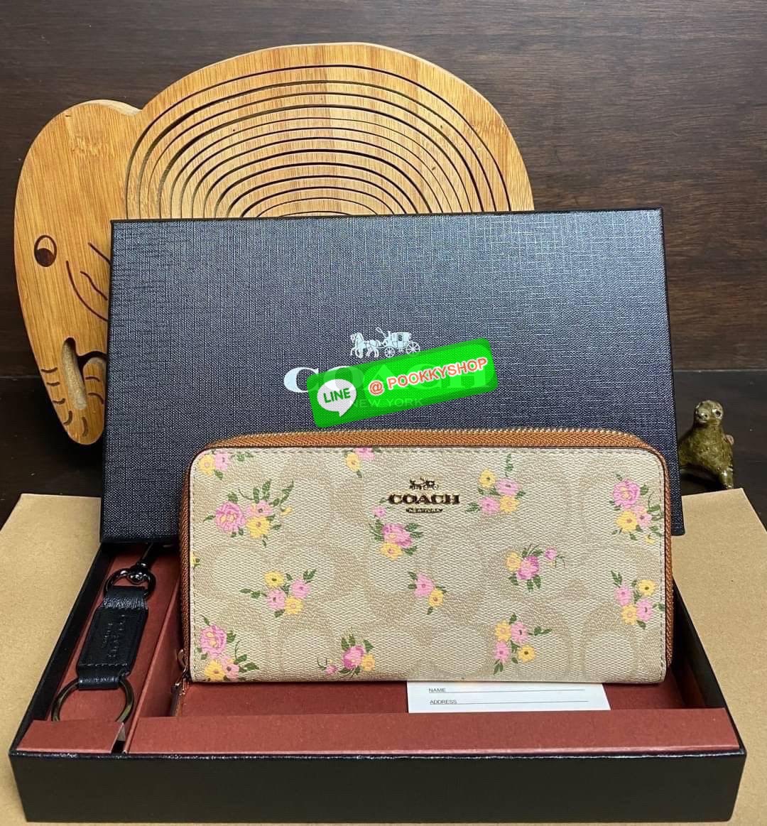 พร้อมส่ง 📌อุปกรณ์มาพร้อมกล่อง/แคร์การ์ด/ถุงกระดาษ/พวงกุญแจ COACH ACCORDION ZIP WALLET IN SIGNATURE CANVAS กระเป๋าสตางค์ใบยาว ซิปรอบ ใช้งานง่าย ด้วยฟังค์ชั้น ด้านใน ใส่บัตรได้จุใจ มีช่องซิปใส่เหรียญตรงกลาง โดนใจหลายๆคนไปเรียบร้อยและคลาสสิค เรียบหรู