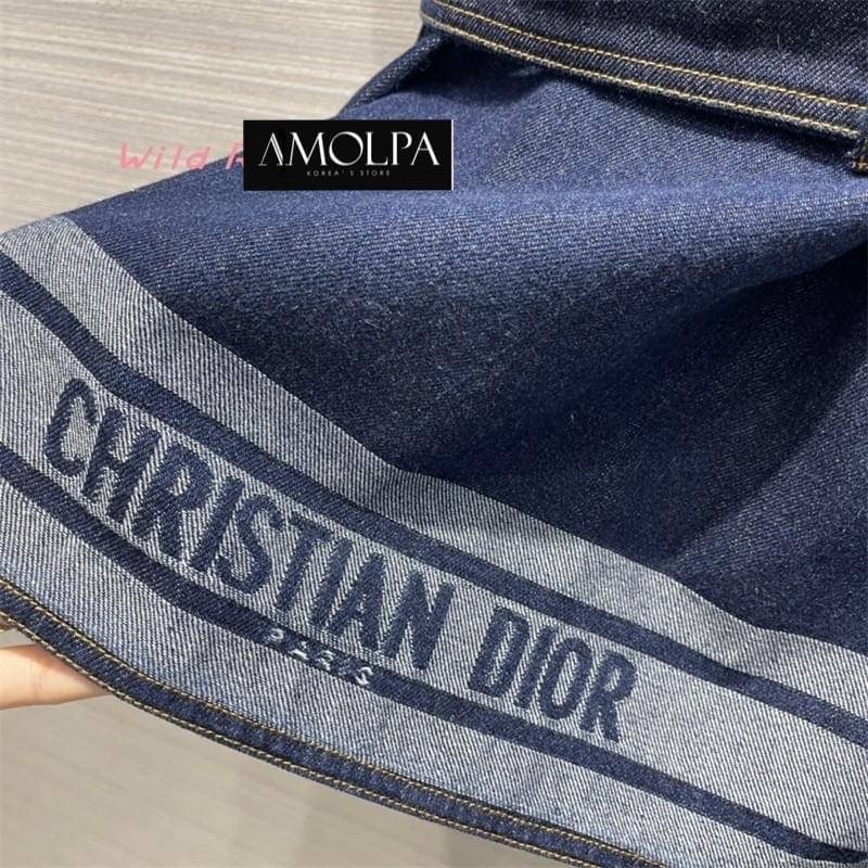 SET TOP+SKIRT CHRISTIAN DIOR DENIM มาให้ช๊อปทั้งเสื้อและกระโปรง สำหรับแบรนด์ CHRISTIAN DIOR คอลเลคชั่นใหม่ งานผ้ายีนส์คุ้มค่าต่อการครอบครองมากกกก สุดคุ้ม ตัวเสื้อเป็นเสื้อคอปกกระดุมหน้า มาพร้อมเข็มขัดยีนส์ หลังปลายเสื้อทออักษร CHRISTIAN DIOR มาพร้อมกระโปร
