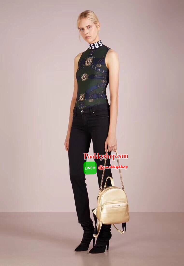 VERSACE JEANS BACKPACK BAG (VJ) กระเป๋าสะพายเป้จากแบรนด์ดัง วัสดุ PU คุณภาพดี นิ่ม ด้านในโล่งกว้าง มีช่องซิปหนึ่งช่อง ช่องเล็กใส่ของแยกเป็นสัดส่วน ด้านหน้ามีช่องซิปและช่องใส่มือถืออีกหนึ่งช่อง ซับในลายแบรนด์ รุ่นนี้สามารถสะพายได้ถึง2แบบ ราคาสุดคุ้มค่ะห้าม
