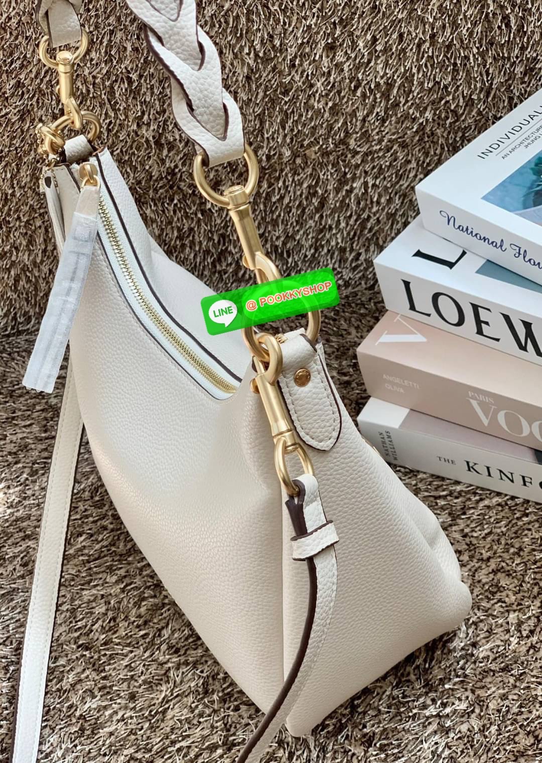 COACH JULES HOBO BAG ((C9189//9190)) 🌍พร้อมส่งที่ไทย! ต้องบอกก่อนว่าหนังรุ่นนี้อย่างดี นิ่มมากๆ สัมผัสแล้วรู้สึกละมุน กับกระเป๋าใบใหญ่ ทรงสวย เปิดปิดกระเป๋าแบบซิปมีหนังห้อยเพิ่มความเก๋ตรงหัวซิปค่ะ ภายในกระเป๋ากว้างมาก ใส่สัมภาระได้ครบครัน หายห่วงเ