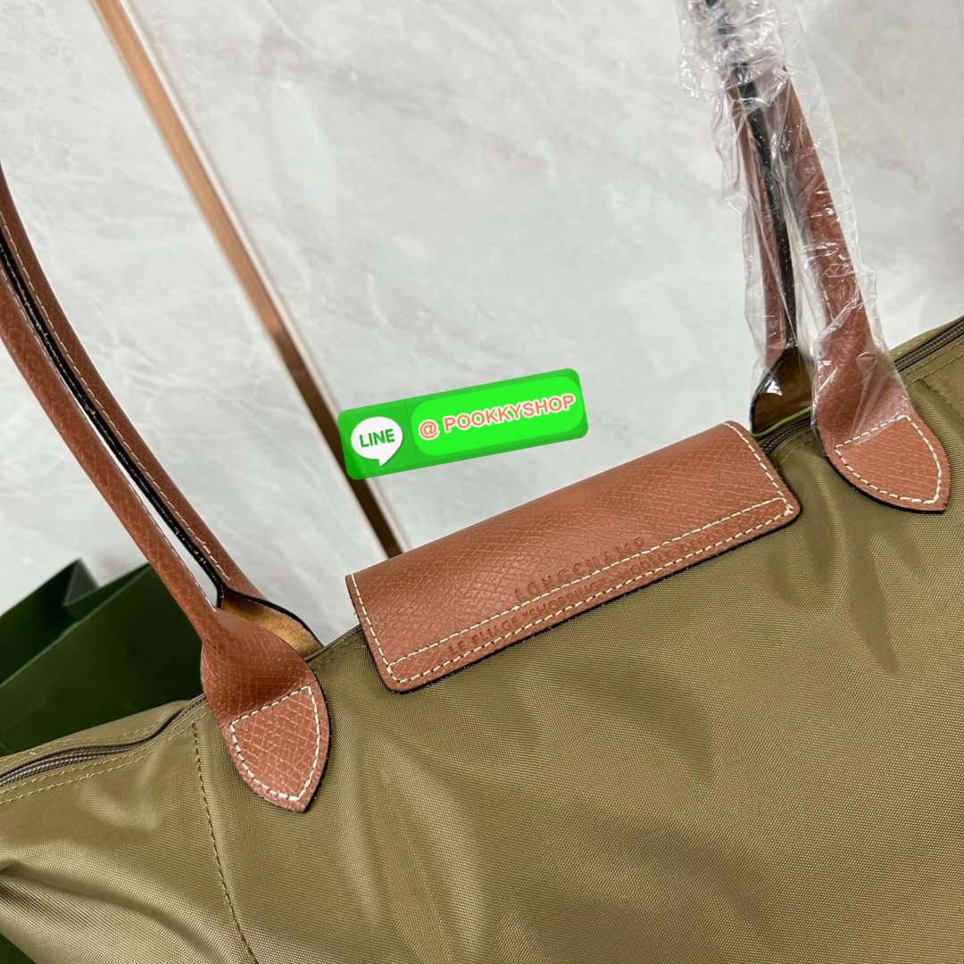 LONHGCHAMP LE PLIAGE ORIGINAL L TOTE BAG 🔖กระเป๋าสะพายไหล่ Le pliage ใบใหญ่ เรียบง่ายจุของได้เยอะ สามารถเก็บเอกสารหรือแล็ปท็อปได้คะ 🔖วัสดุ:ไนลอนเคลือบ 🔖เปิด-ปิดด้วยซิป ภายในกว้าง มีช่องลับแยกคะ 🔖สามารถพับเก็บได้พกพาสะดวกคะ