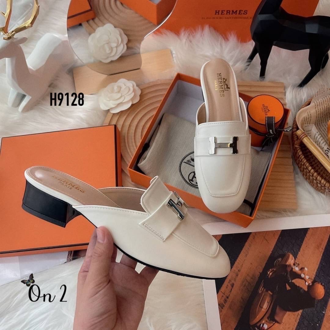 HERMES รองเท้าทรง slipper หน้าH สีเงินสวยหรู ทรงสวยอัพลุคให้ดูแพง ดูดี เสริมส้นเล็กน้อยสูง4cm.หนังนิ่มใส่สบายไม่กัดไม่บีบเท้าค่ะ