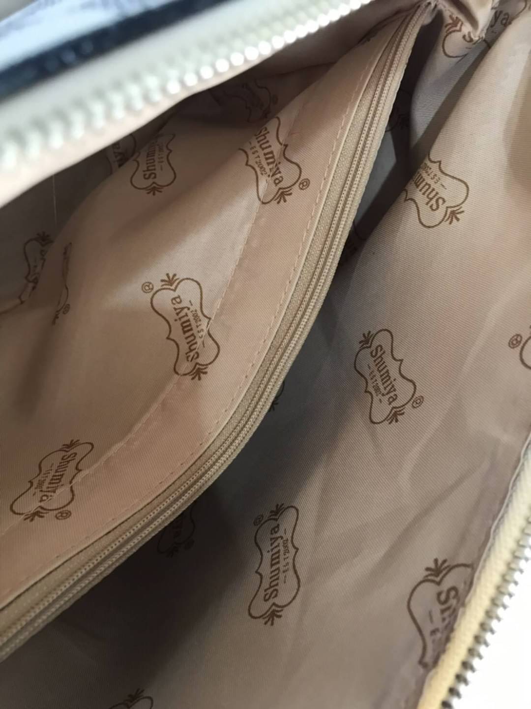 SHUMIYA BAGS พร้อมส่ง กระเป๋าหมีตาราง ทรงปีก งานเก๋มากค่ะ มาพร้อมโลโก้และผ้าผูกหูแบรนด์ shumiya !! WOW WOW ~ เอาใจแฟนคลับหมีตาราง งานมาใหม่ สวยปังทุกแบบ !!! แถมฟรีพวงกุญแจหมีน่าร๊ากก น้ำหนักเบา จุของได้เยอะ หลายช่องใช้งาน มีสายสะพายยาวให้ 1 เส้นค่ะ