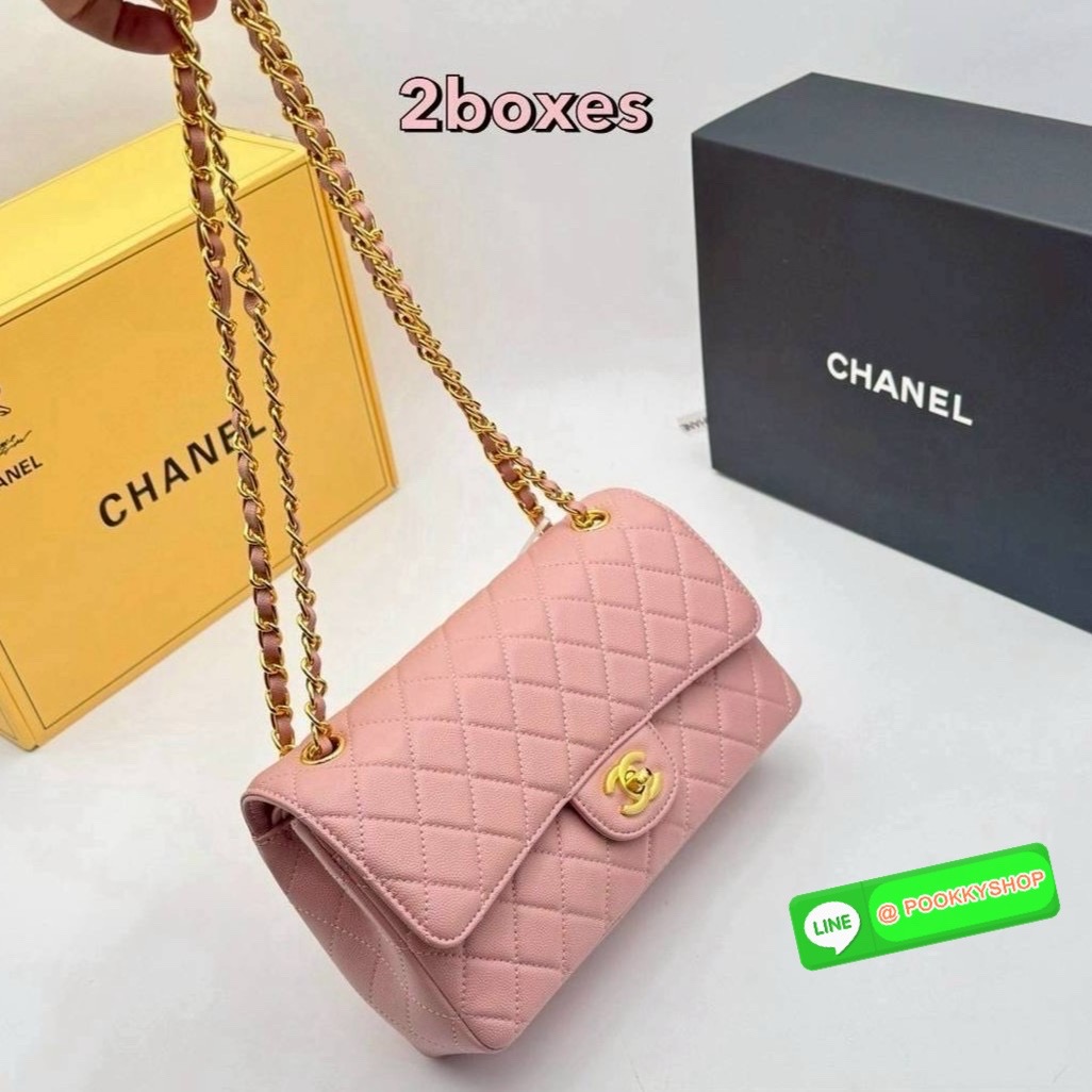 CHANEL Classic Bag 25cm สีใหม่เข้าเพิ่ม สวยละมุน สวยสดใสแบบสับ สวยตัวแม่ต้องมี กระเป๋าสะพายข้าง รูปทรงคลาสสิค หรูหรา เปิด-ปิดกระเป๋าด้วยตัวบิดล็อค ภายในกระเป๋ามีฝาปิดอีก 1 ชั้น โลโก้เด่น คม ชัด!! สะพายได้ 2 แบบ เป็นเส้นคู่สะพายไหล่ หรือเส้นเดี่ยวสะพาย cro
