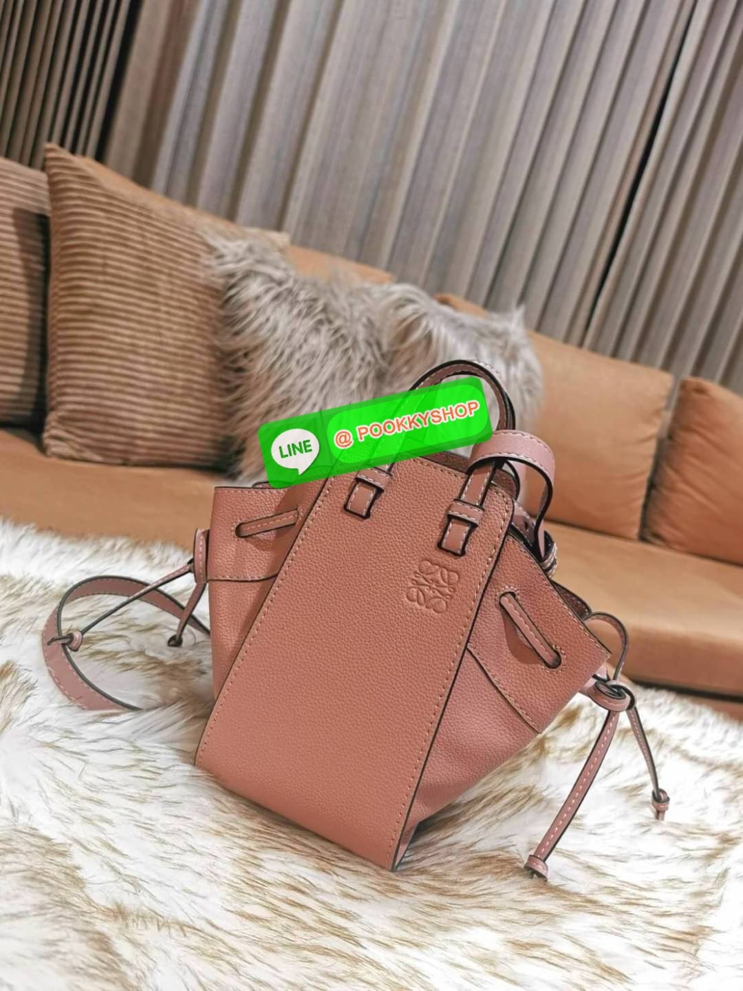 ✴️พร้อมส่งค่ะ!✴️เอาใจสายหวานกับสีพาสเทล!✴️ NEWIN! LOEWE HANDLE & SHOULDER BAG GIFT WITH PURCHASE (GWP) กระเป๋าถือหรือสะพายหนังแท้พรีเมี่ยมกิ๊ฟ Limited จาก LOEWE PERFUME DUTYFREE รุ่น Rare items สุดๆวัสดุหนังแท้ Calfskin หนังสวยดีไซน์ค
