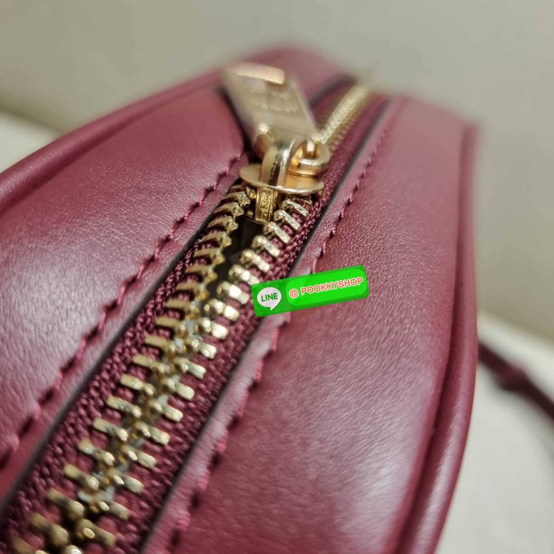 COACH CA719 MINI JAMIE CAMERA BAG IN SIGNATURE CANVAS WITH WILDFLOWER PRINT กระเป๋าสะพายข้าง สวยอยู่ทรง รอบนี้มาในไซน์มินิ ขนาดกำลังดี ดีไซน์น่ารักน่าใช้ ด้วยลายพริ้นท์คละรอบใบ วัสดุหนังแคนวาสเคลือบลาย เปิด-ปิดด้วยซิป ใช้งานสะดวก ภายในเป็นช่องโล่ง พกพาของ